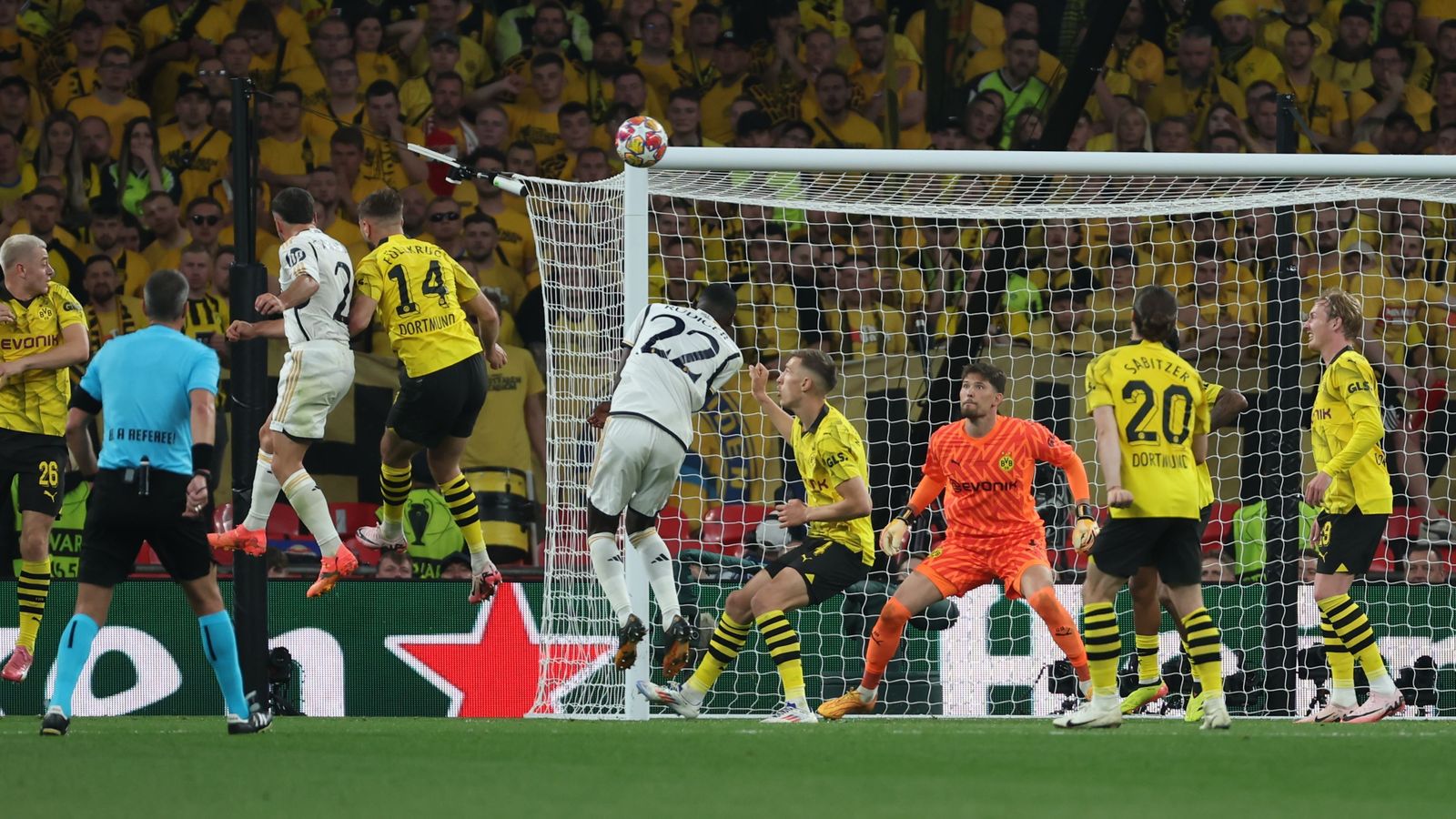 Carvajal remata a gol el córner sacado por Kroos.