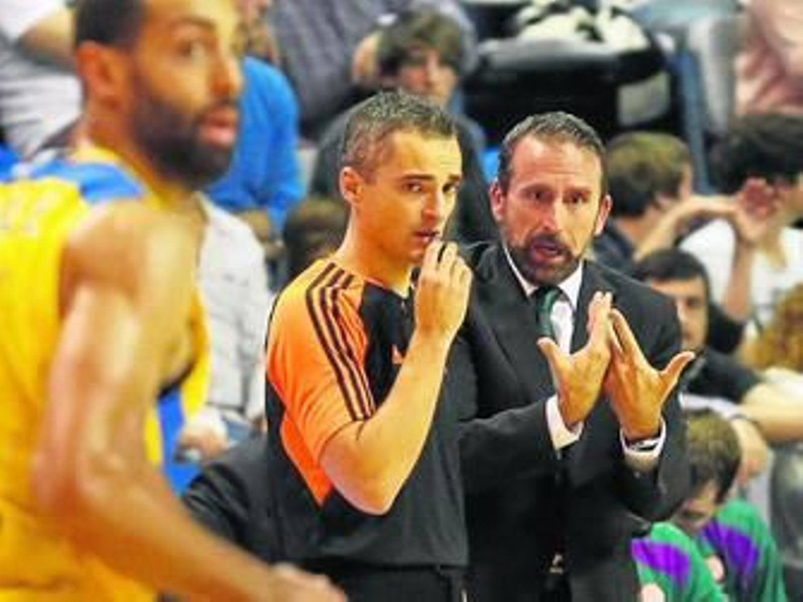 Joan Plaza critica una decisión a uno de los arbitros del partido de anoche.