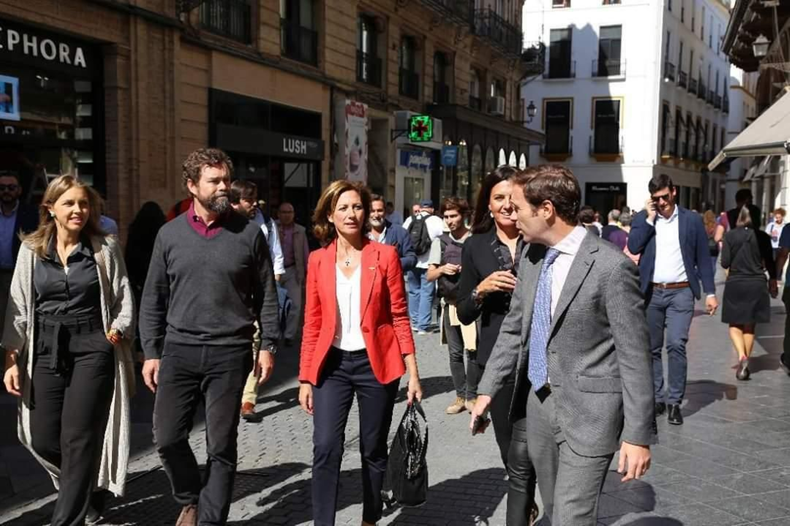 La candidata al Congreso, Reyes Romero (de rojo), junto a Iván Espinosa de los Monteros, la edil sevillana Reyes Peláez, en un paseo por el centro de Sevilla.