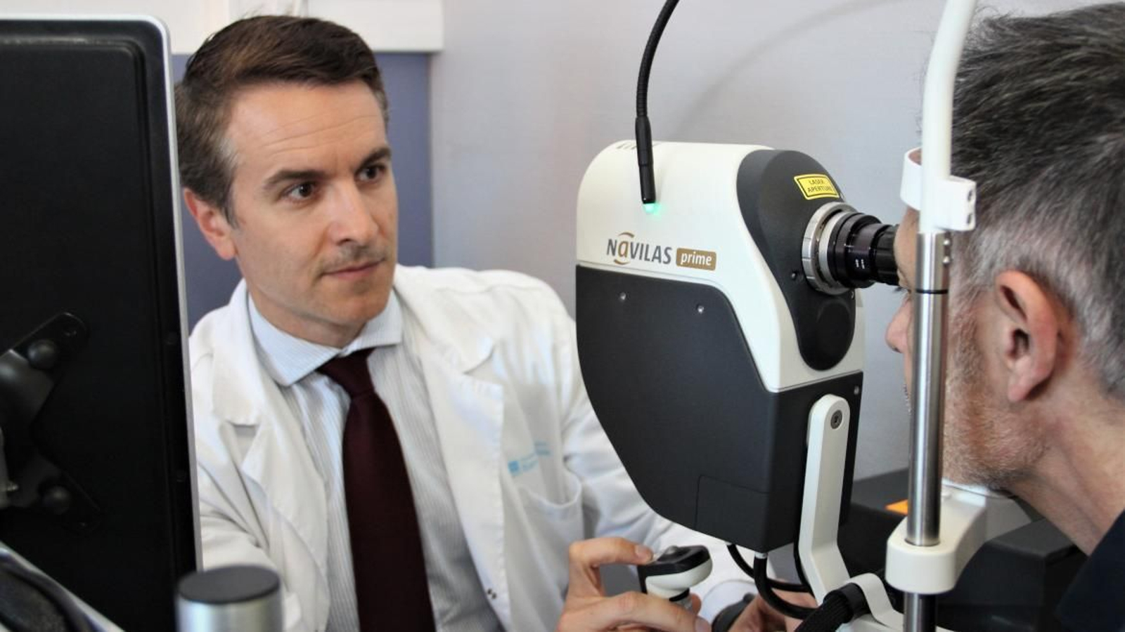 Un paciente se somete a una prueba de exploración ocular con un equipo de diagnóstico de retina.
