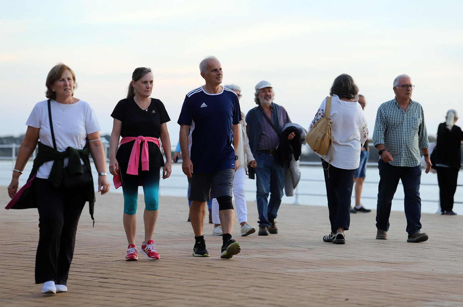 Ambiente en el Paseo de la Ría de Huelva.