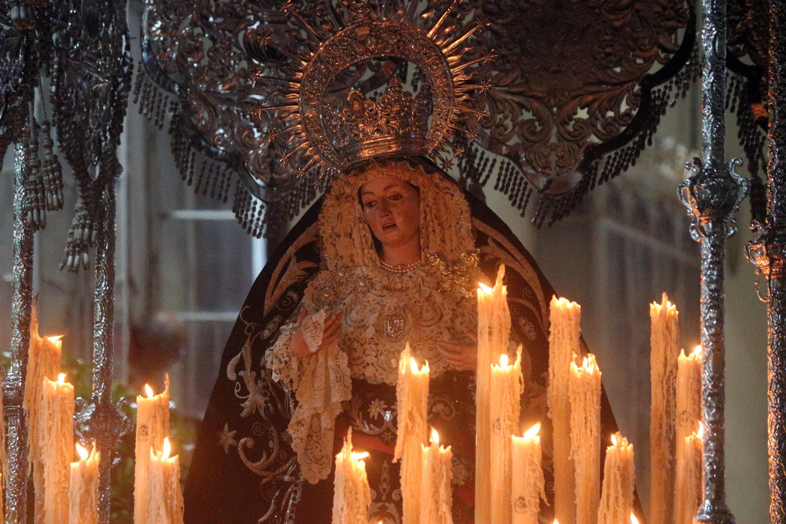 Las imágenes del Viernes Santo en Puerto Real: La Soledad
