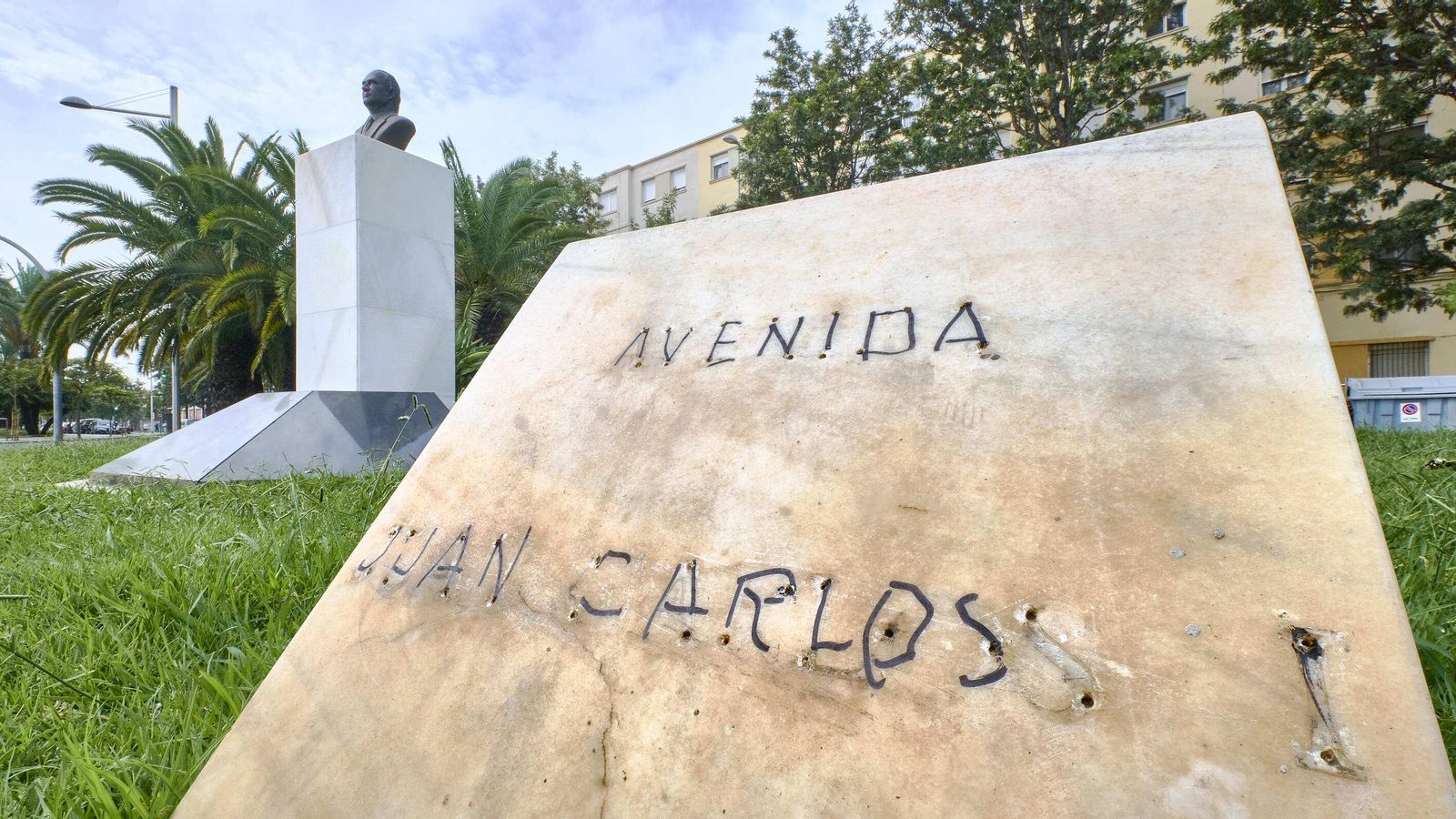 La rotulación del busto al emérito ya está escrita a mano.