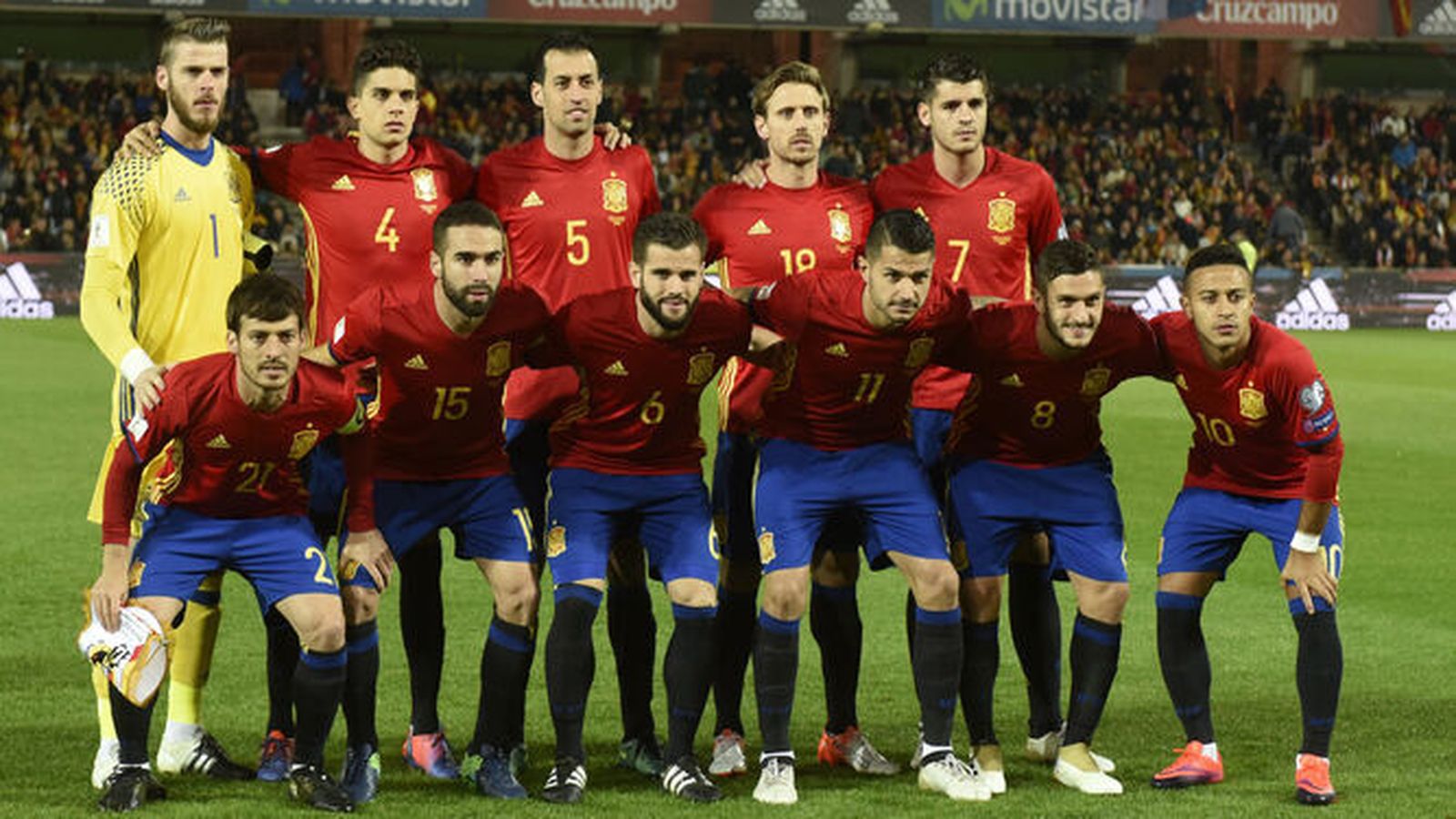 La selección española, en uno de sus últimos partidos en el Nuevo Los Cármenes