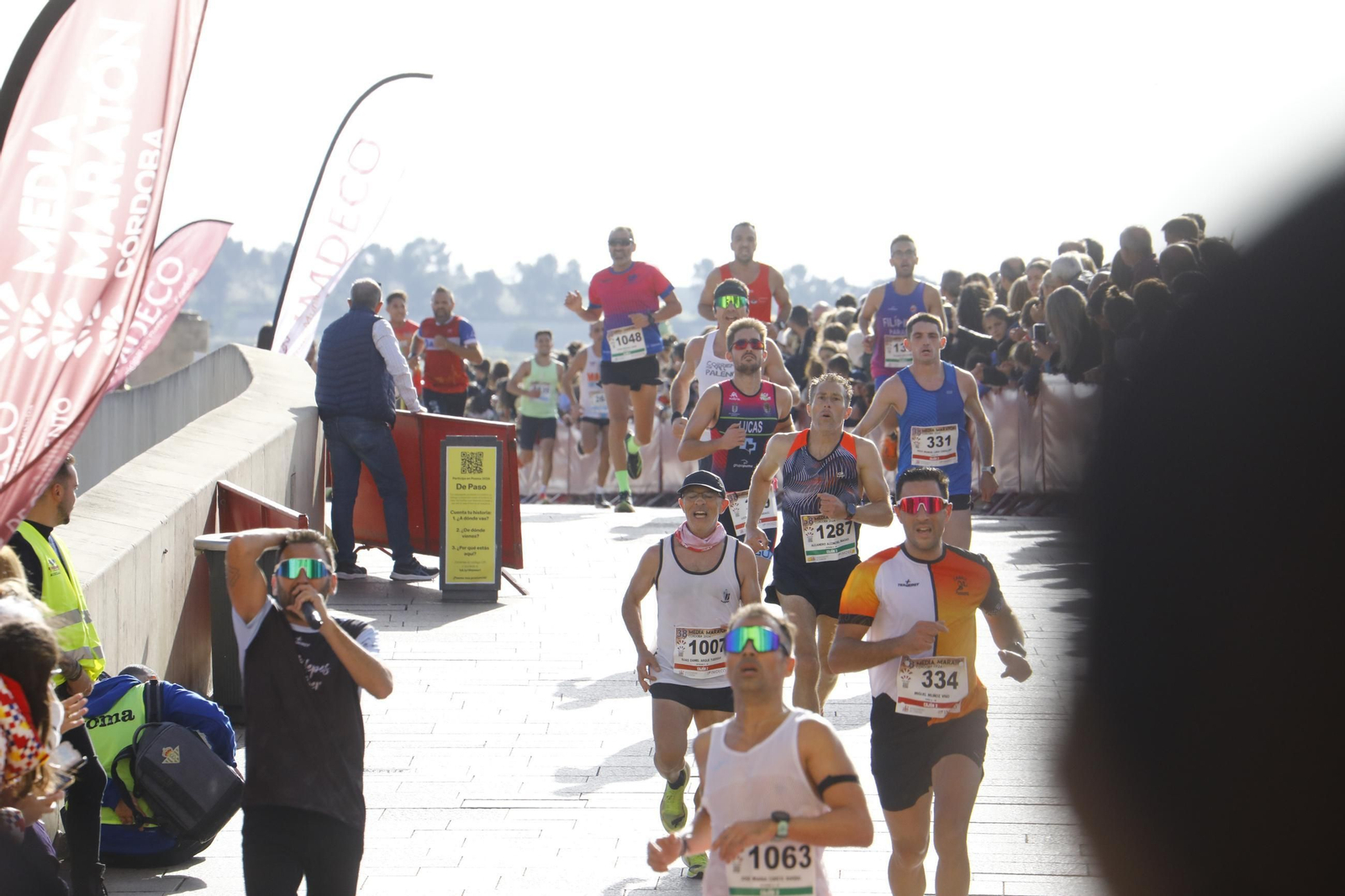 La gloria de cruzar la Puerta del Puente: las fotos de la línea de meta de la Media Maratón de Córdoba 2024