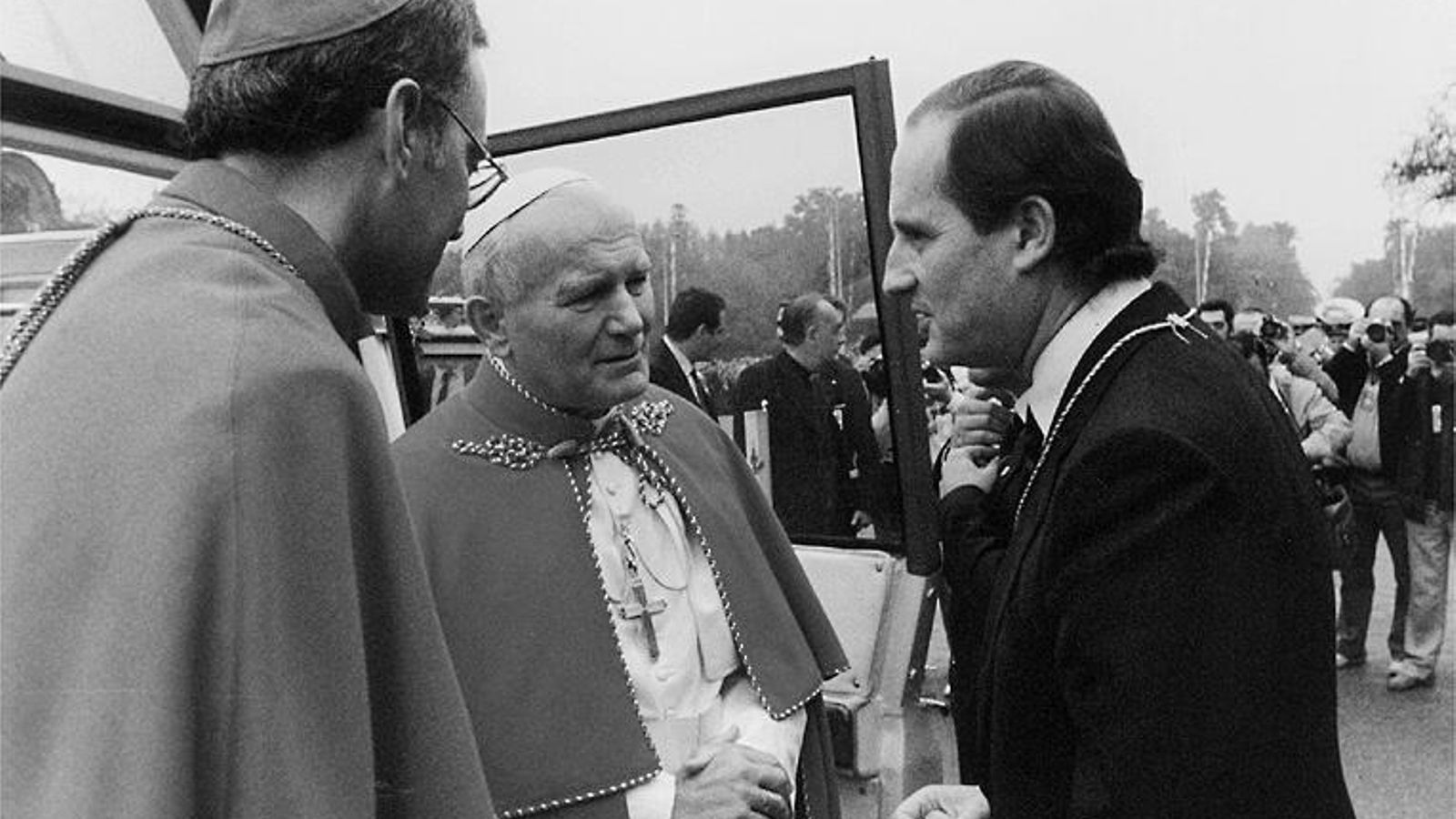 Monseñor Asenjo y el alcalde Luis Uruñuela reciben a Juan Pablo II en la visita de 1982.
