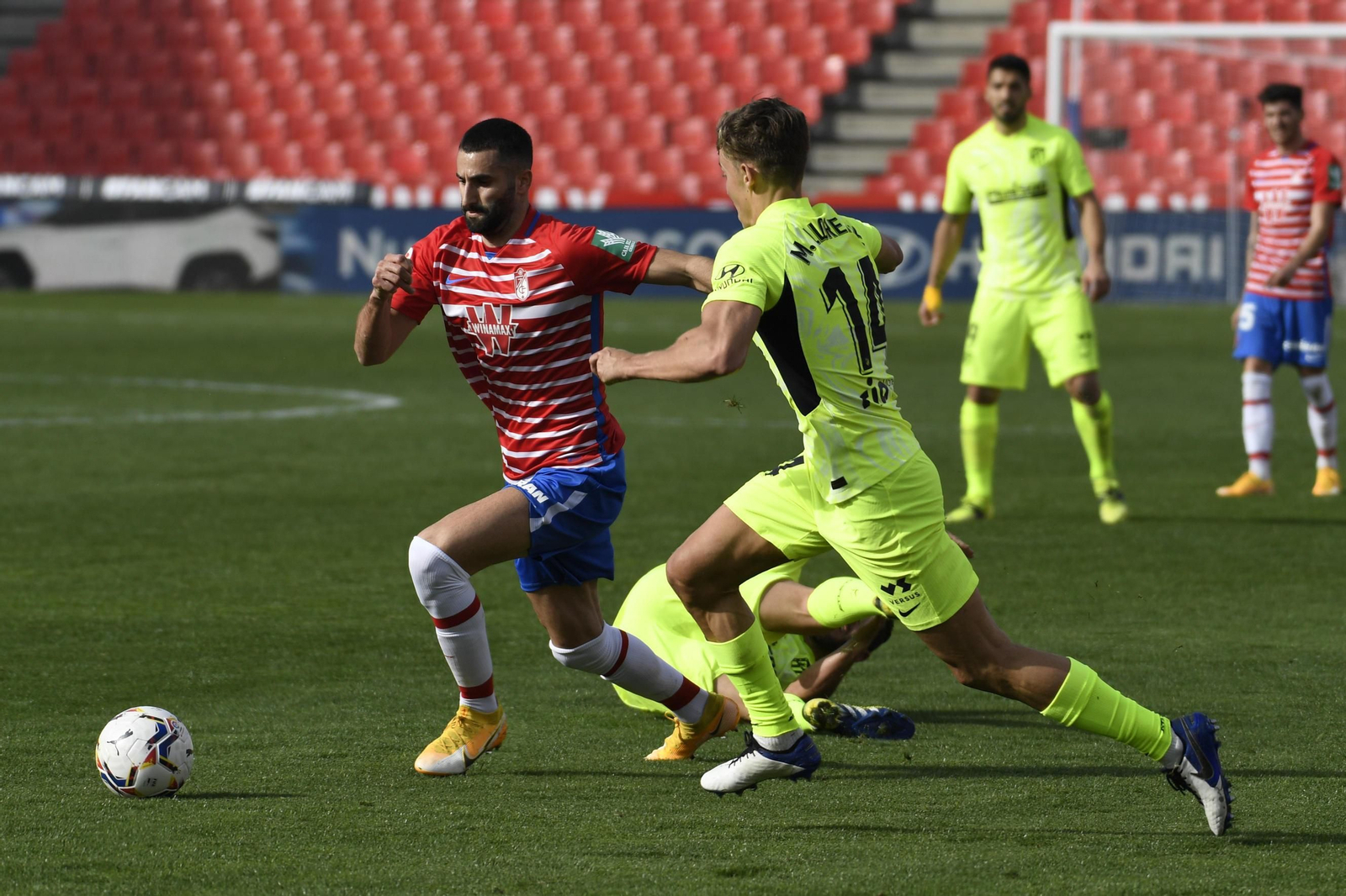 La presencia de Gonalons es fundamental en el centro del campo rojiblancos.