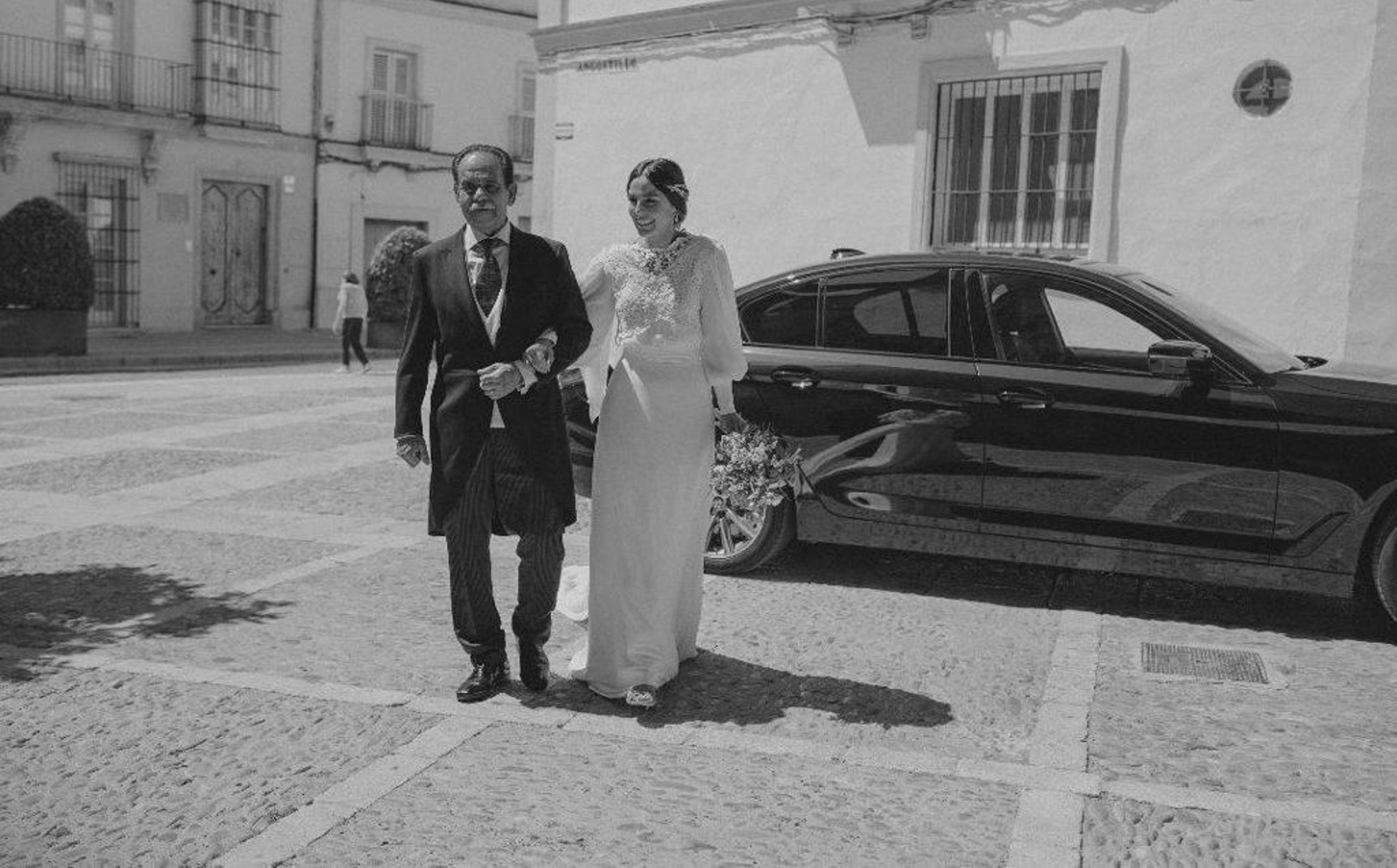 El padrino Alberto Espinel con su hija Paula durante la entrada.