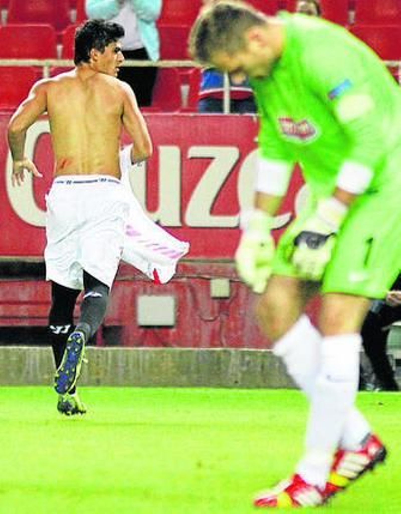 Perotti acaba de hacer el gol al Friburgo que desencadenó su polémico gesto a la grada.
