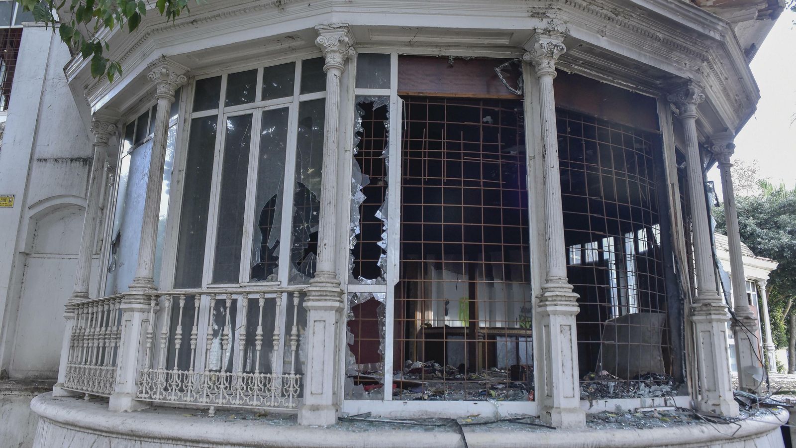 Cristales rotos, ventanas y puertas destrozadas y el interior destrozado por los incendios y saqueos.
