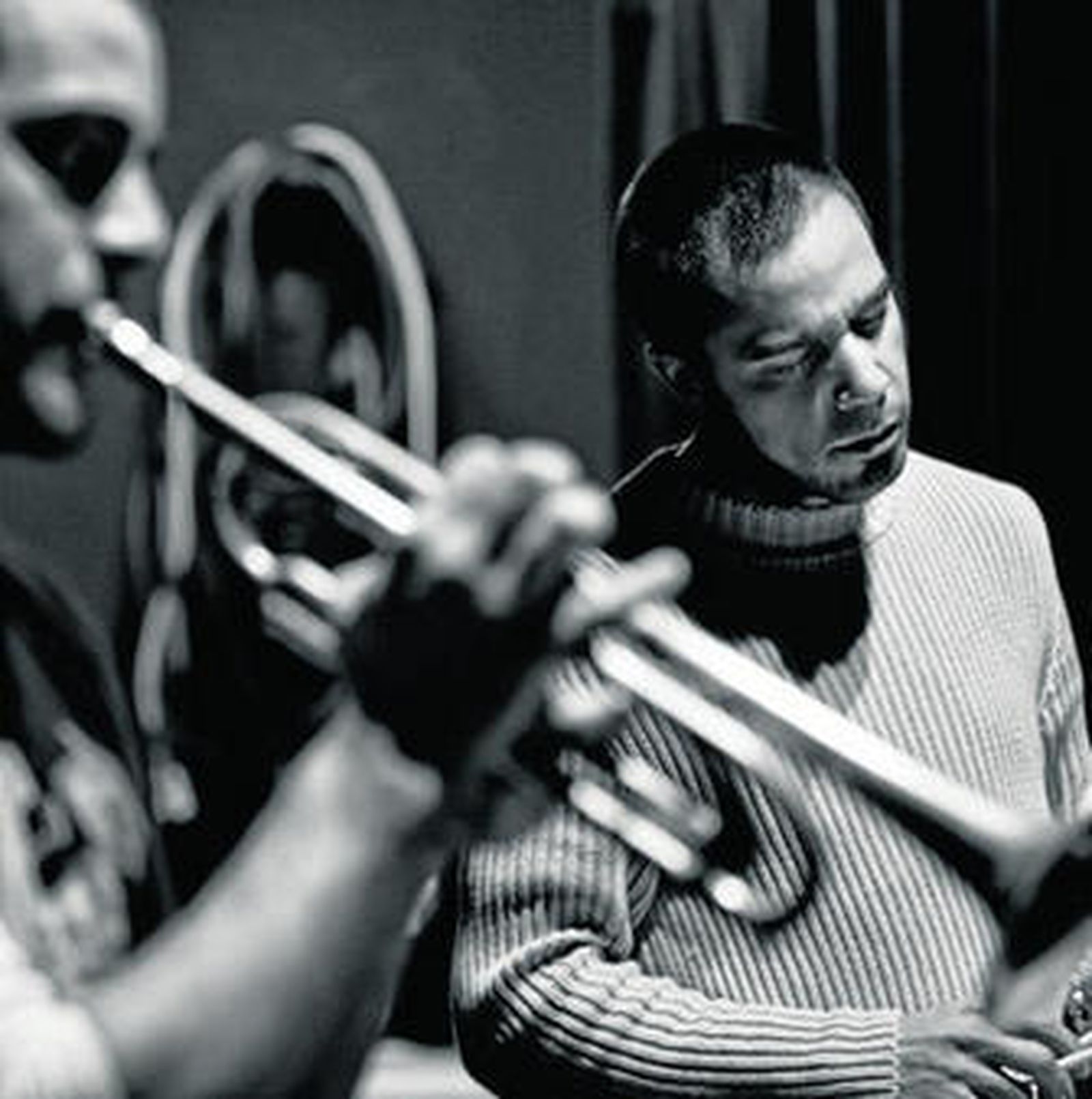 Ton Risco  durante la grabacion de 'Impronunciable', junto a Javi Gdjazz a la trompeta.