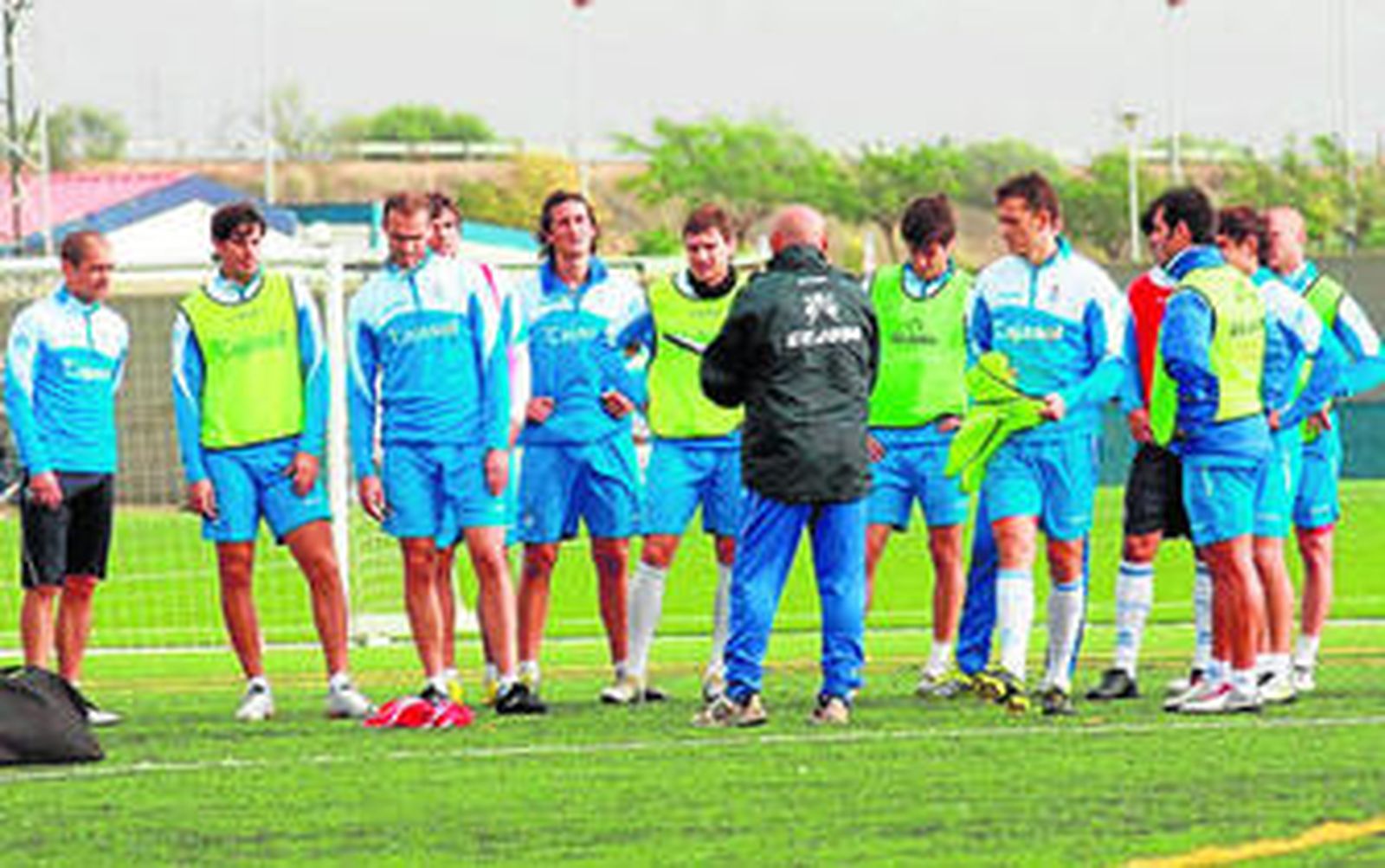 La plantilla recreativista sigue atenta las palabras del técnico Carlos Ríos.