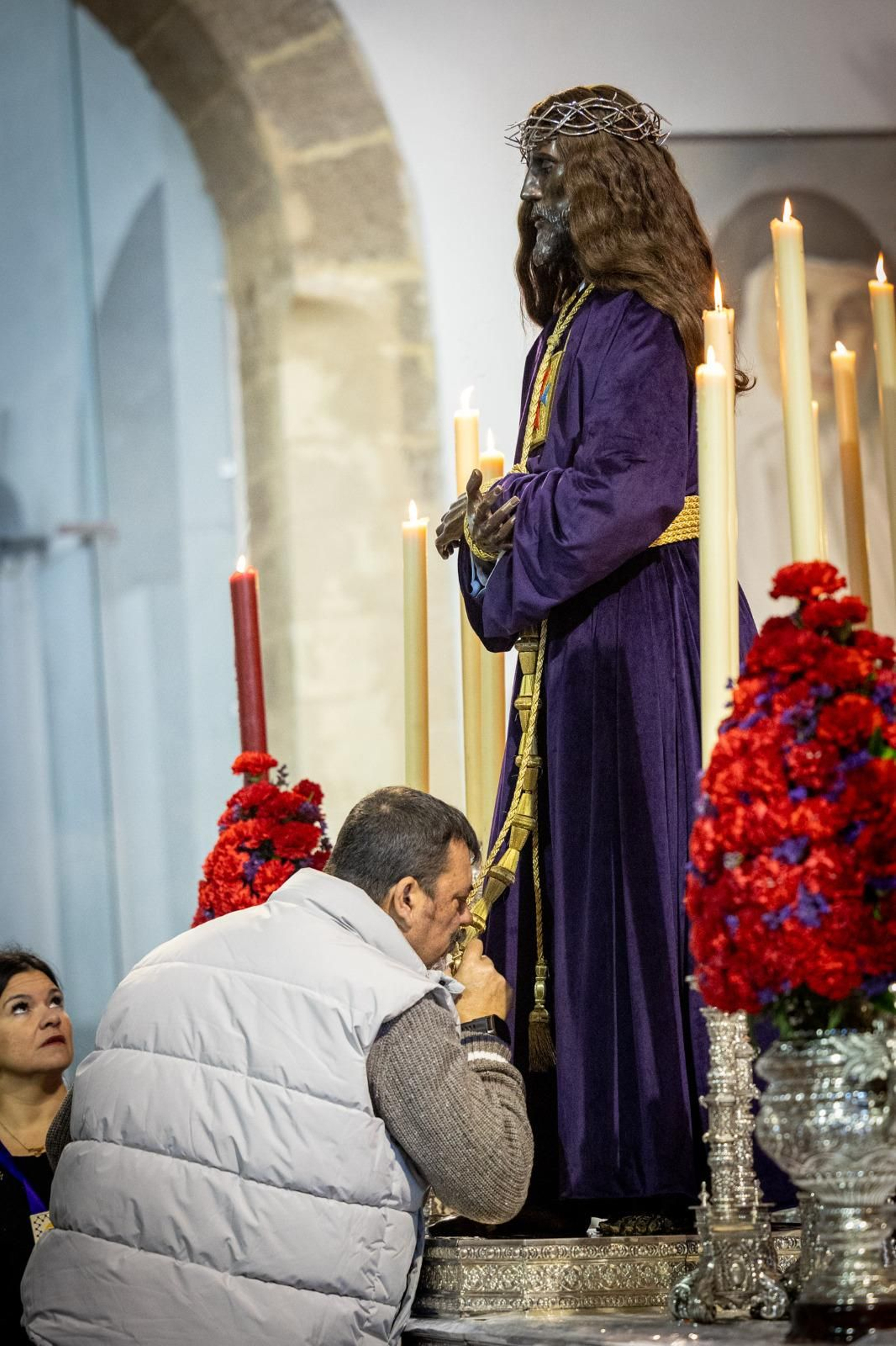 Las imágenes del tradicional besapies del Medinaceli de Cádiz