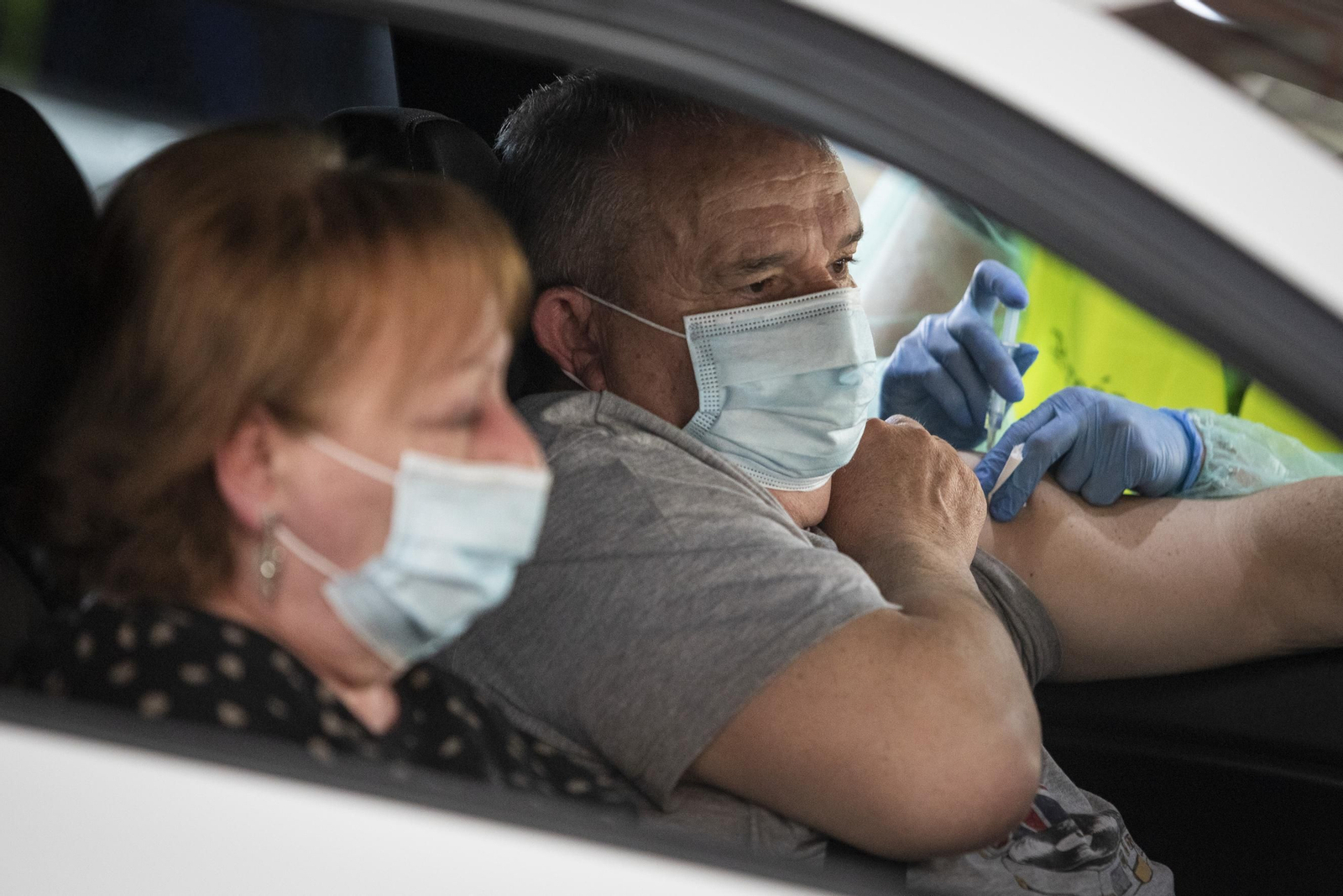 Fotos: colas en la vuelta a la vacunación masiva en Granada