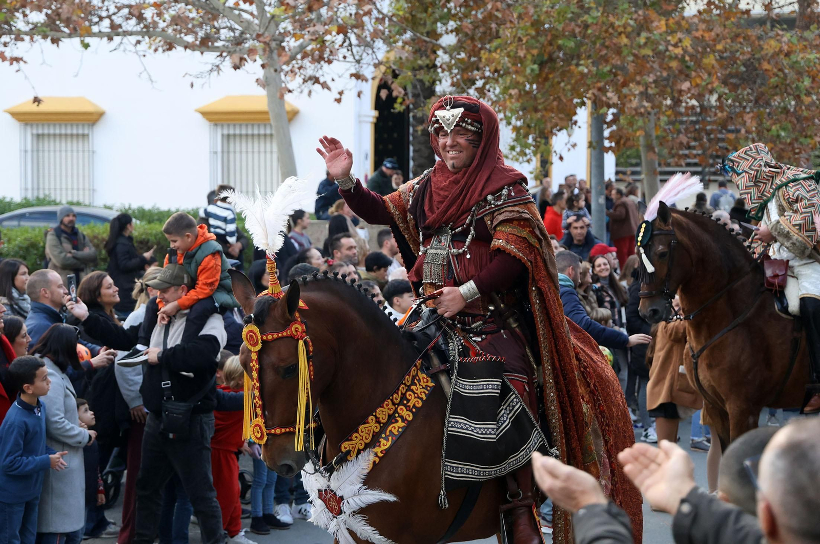 Imágenes del Heraldo Real anunciando la llegada de los Reyes Magos a Huelva