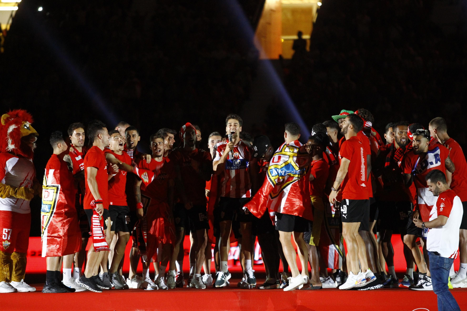 Las imágenes de la fiesta del ascenso de la U.D. Almería en el Estadio Mediterráneo.