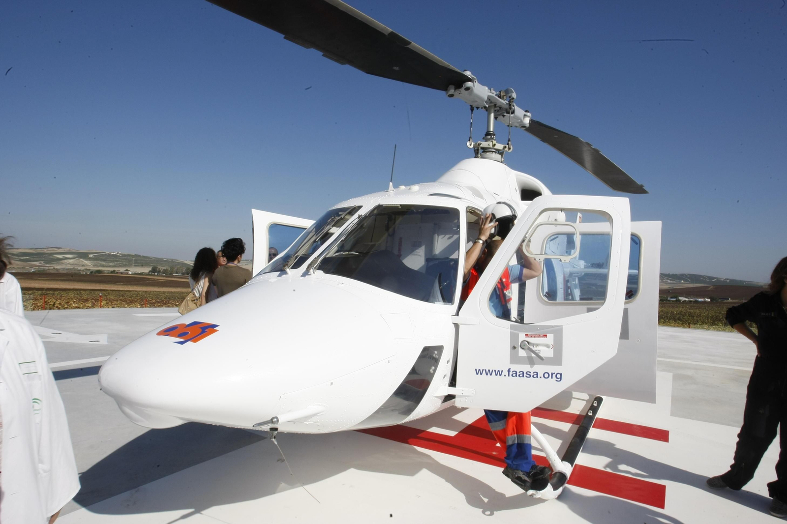 El helicóptero del 061, en su base de Jerez.