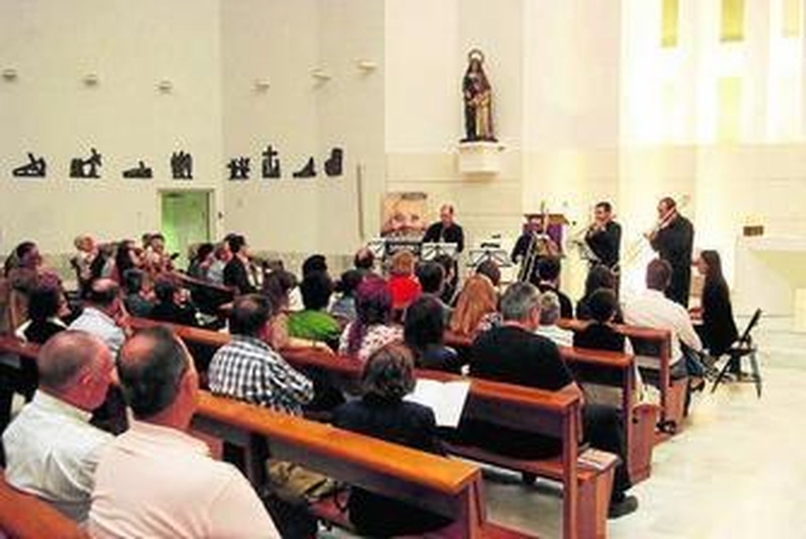 Oniria durante su actuación en la Parroquia de Santa Ana y San Joaquín.