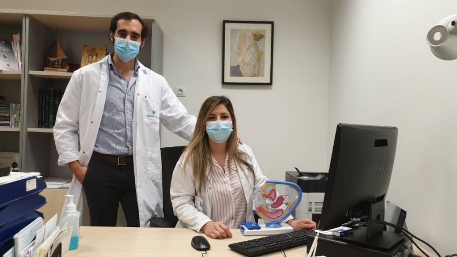 El doctor Rodrigo Orozco, junto a Nhaiara Domenech.