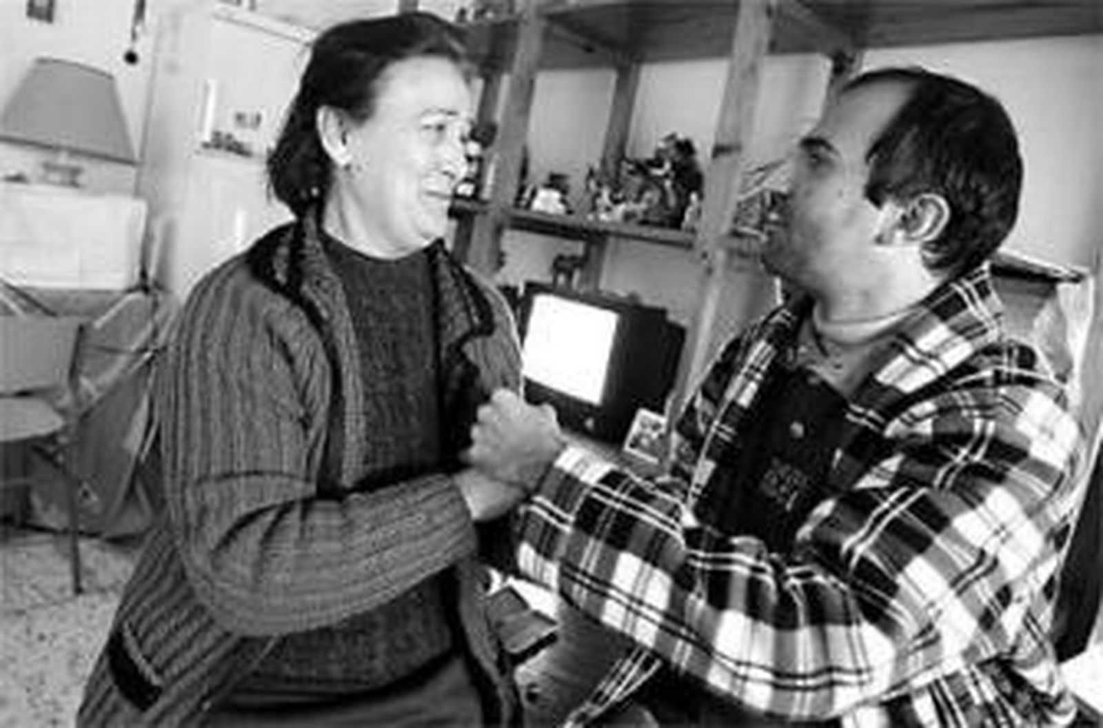 José María, utilizando el ordenador adaptado a Braille.