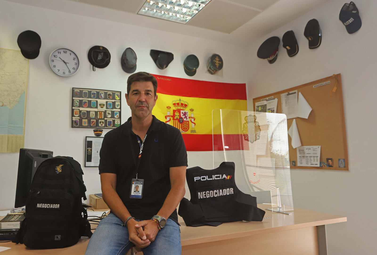 Joaquín Llanos, jefe de la UDEV de la Policía Nacional de Algeciras, psicólogo y negociador titulado. Joaquín Llanos, jefe de la UDEV de la Policía Nacional de Algeciras, psicólogo y negociador titulado.