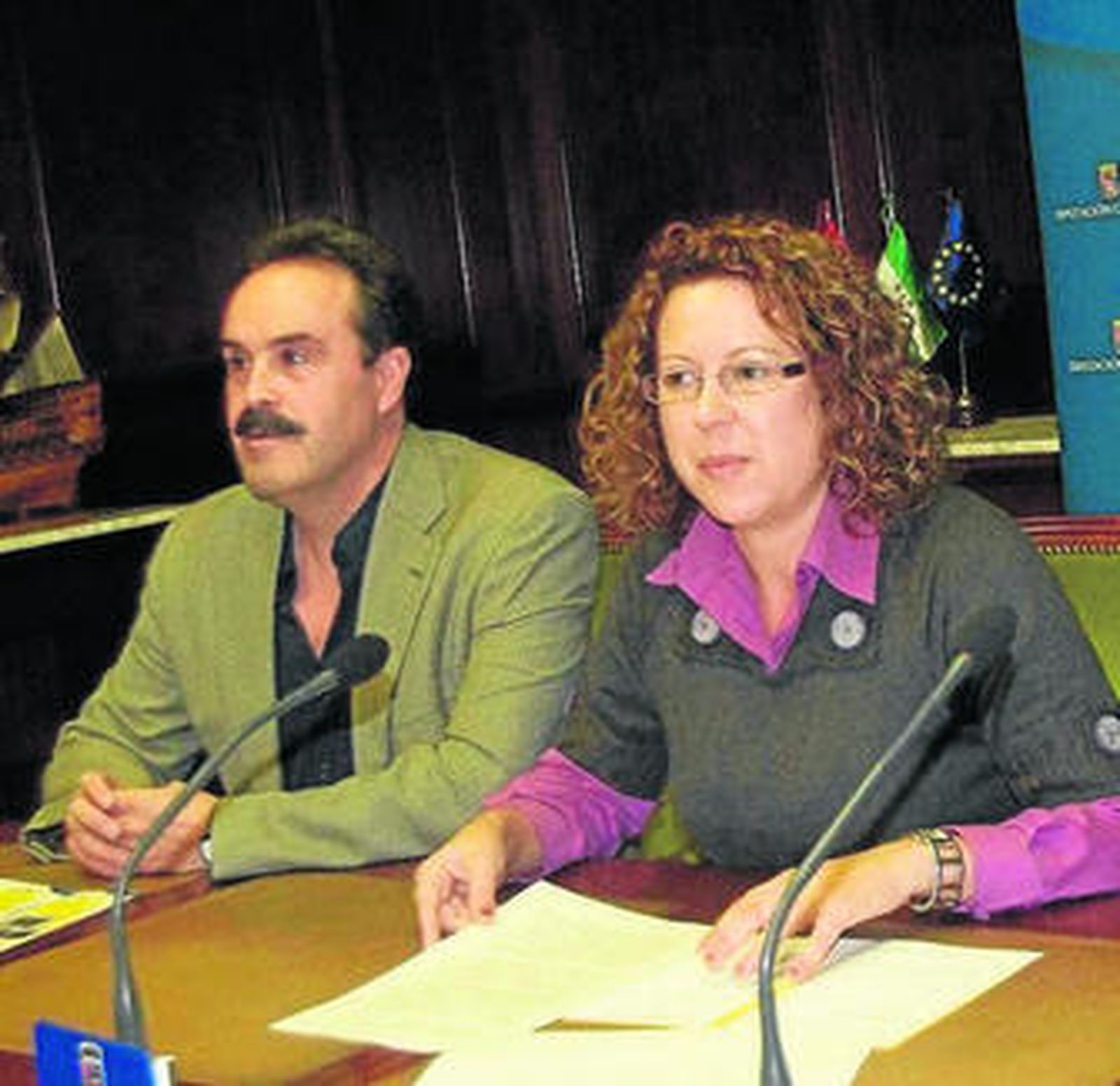 Alfredo Valdivia, alcalde de Fiñana junto a la diputada María López.