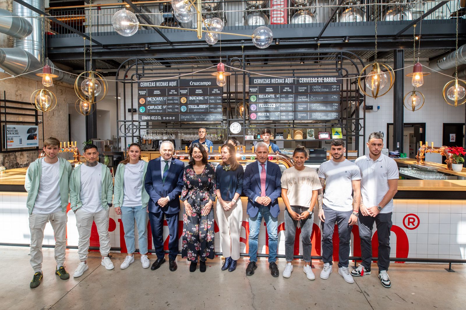 Las fotos de jugadores del Betis y del Sevilla en la Cruzcampo