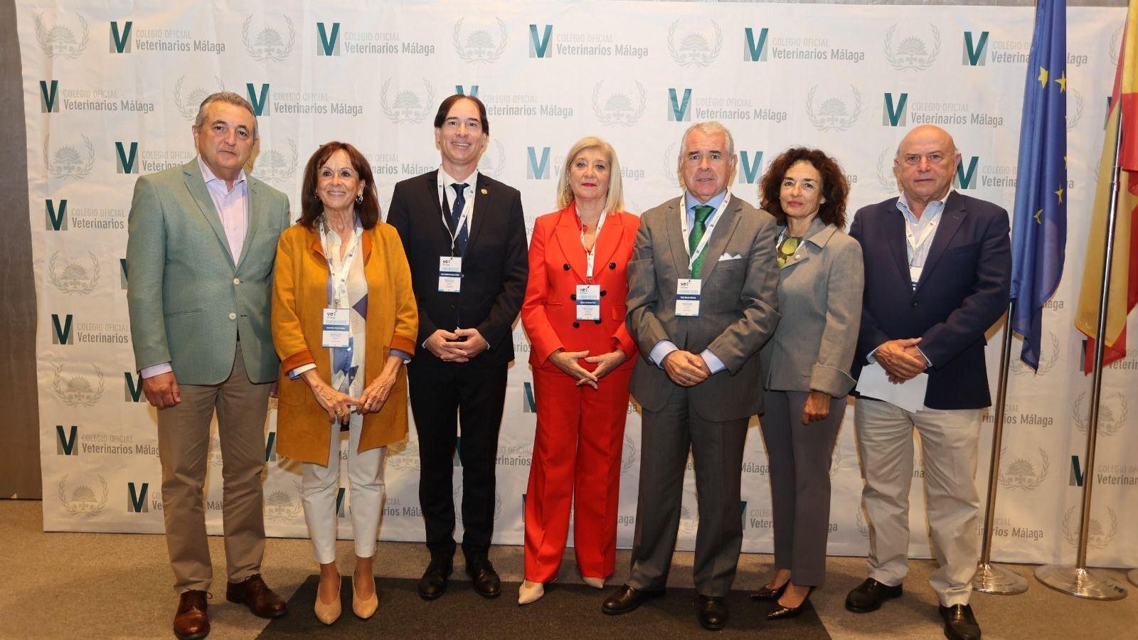 Representantes de diferentes colegios profesionales asistentes al encuentro.