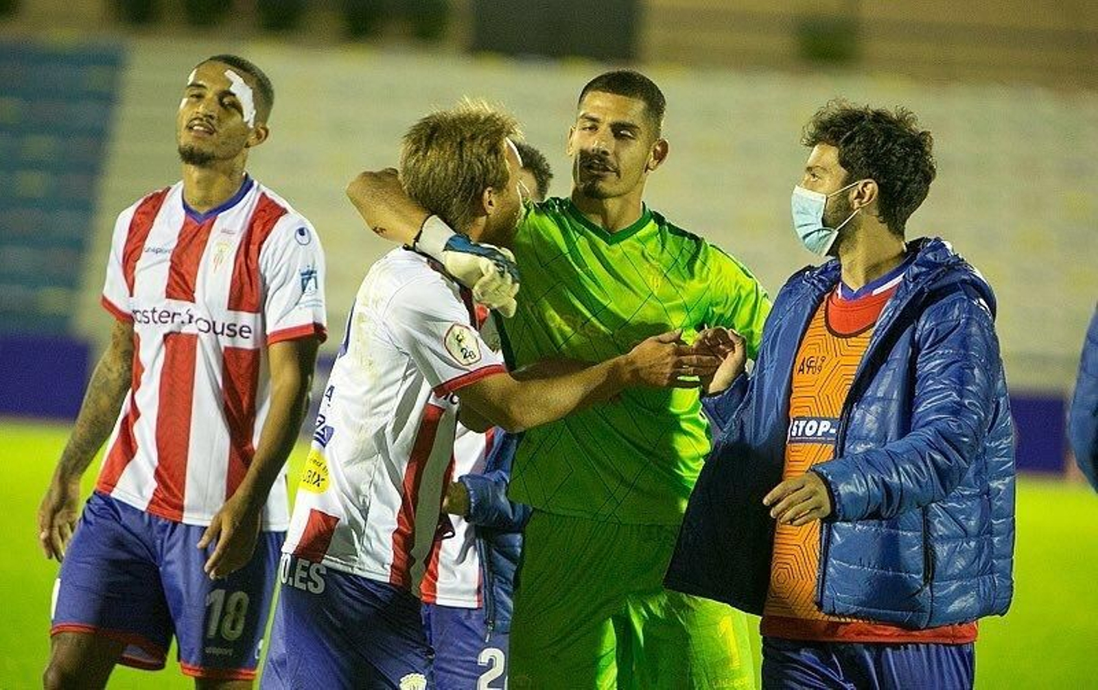 Vallejo abraza a Yelko tras la victoria en San Fernando.