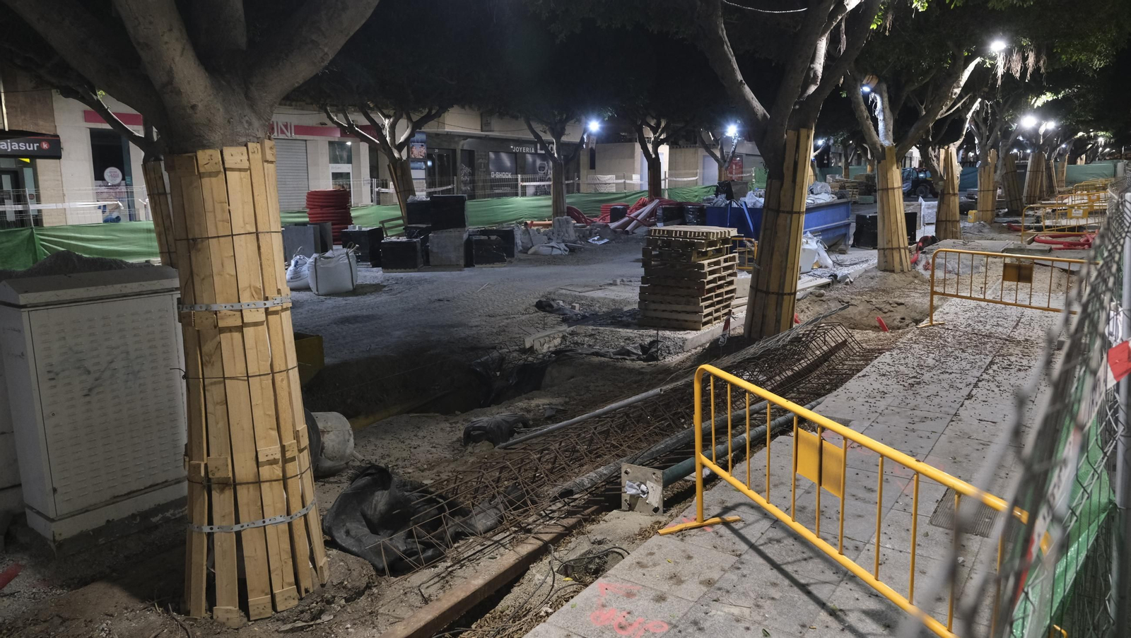 Las obras de peatonalización del Paseo de Almería entran en el turno de noche, en imágenes
