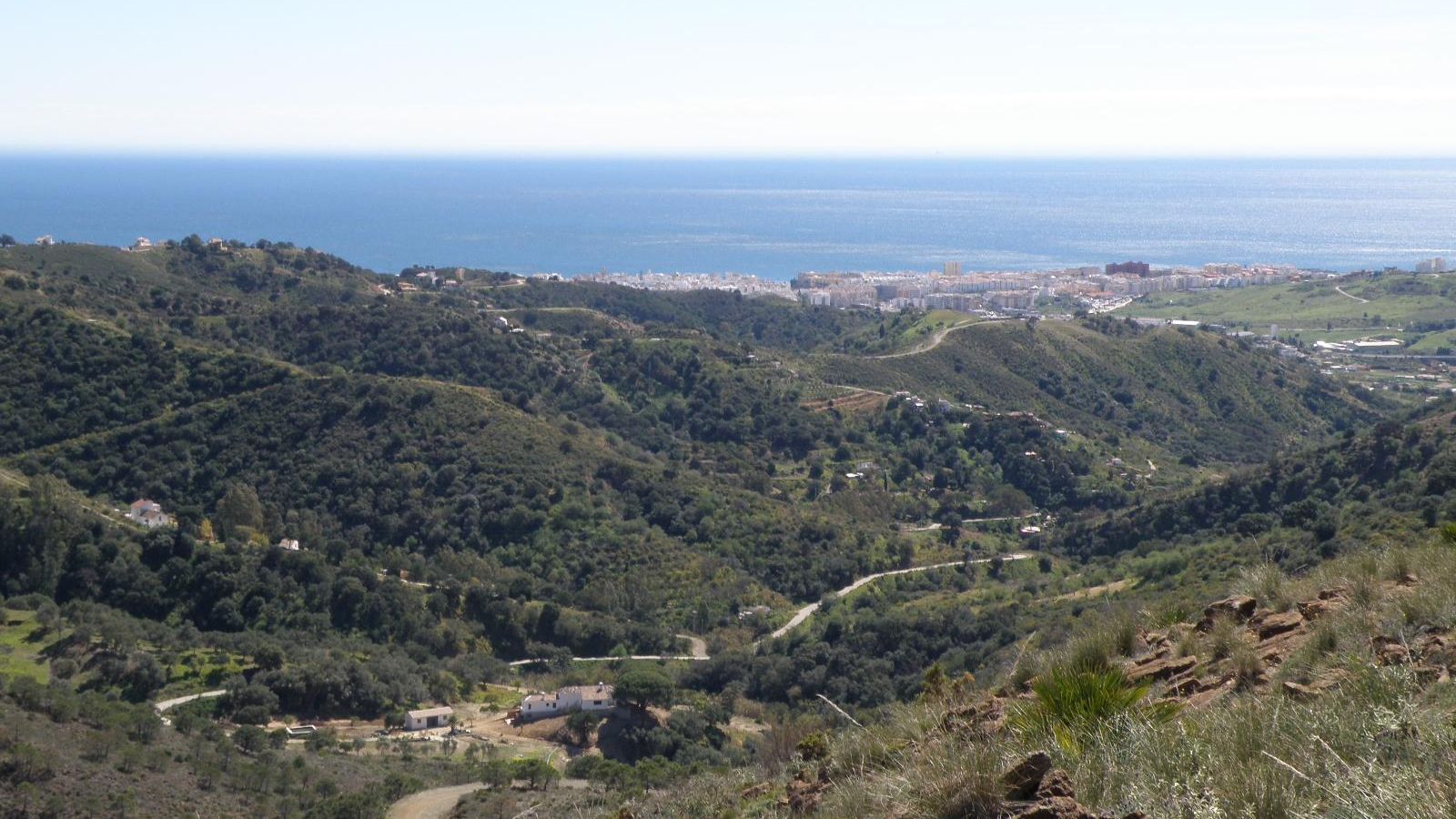Bajada por el espolón hacia el campo de tiro en la ruta entre Casares y Estepona.