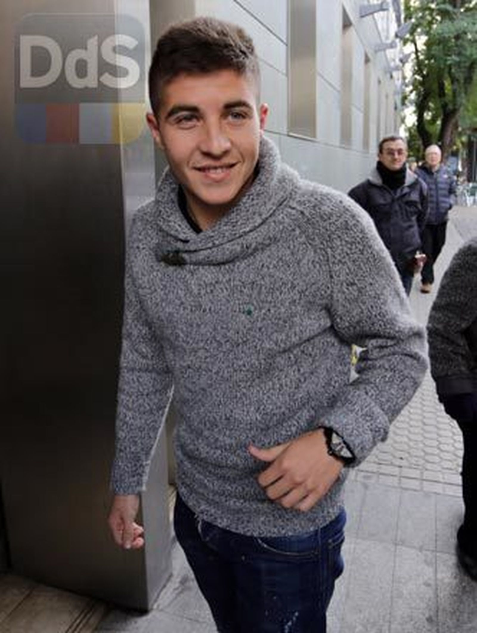 Portillo firma y Héctor Rodas, sobre la mesa