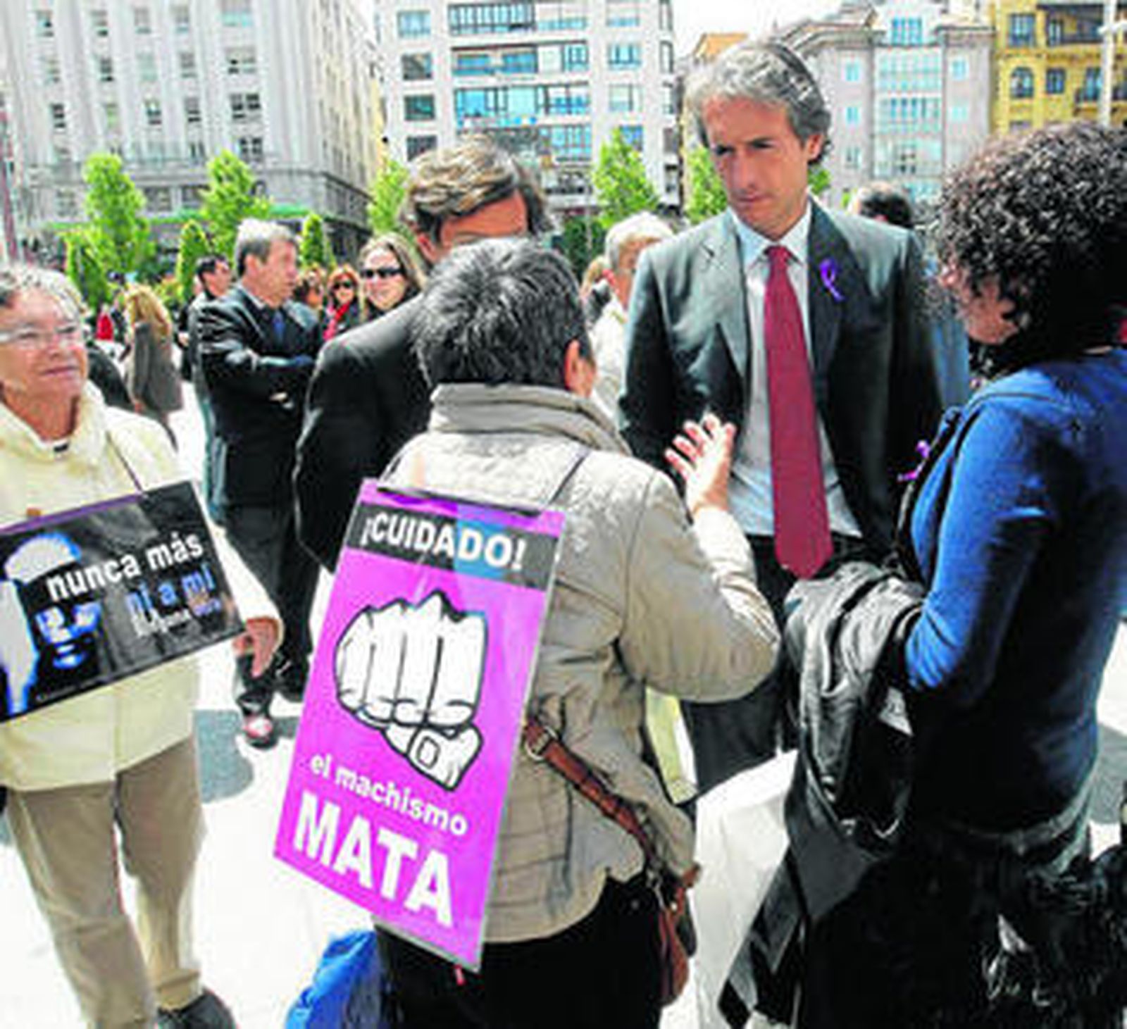 El alcalde de Santander, Íñigo de la Serna, conversa con varias mujeres en una concentración contra la violencia de género.