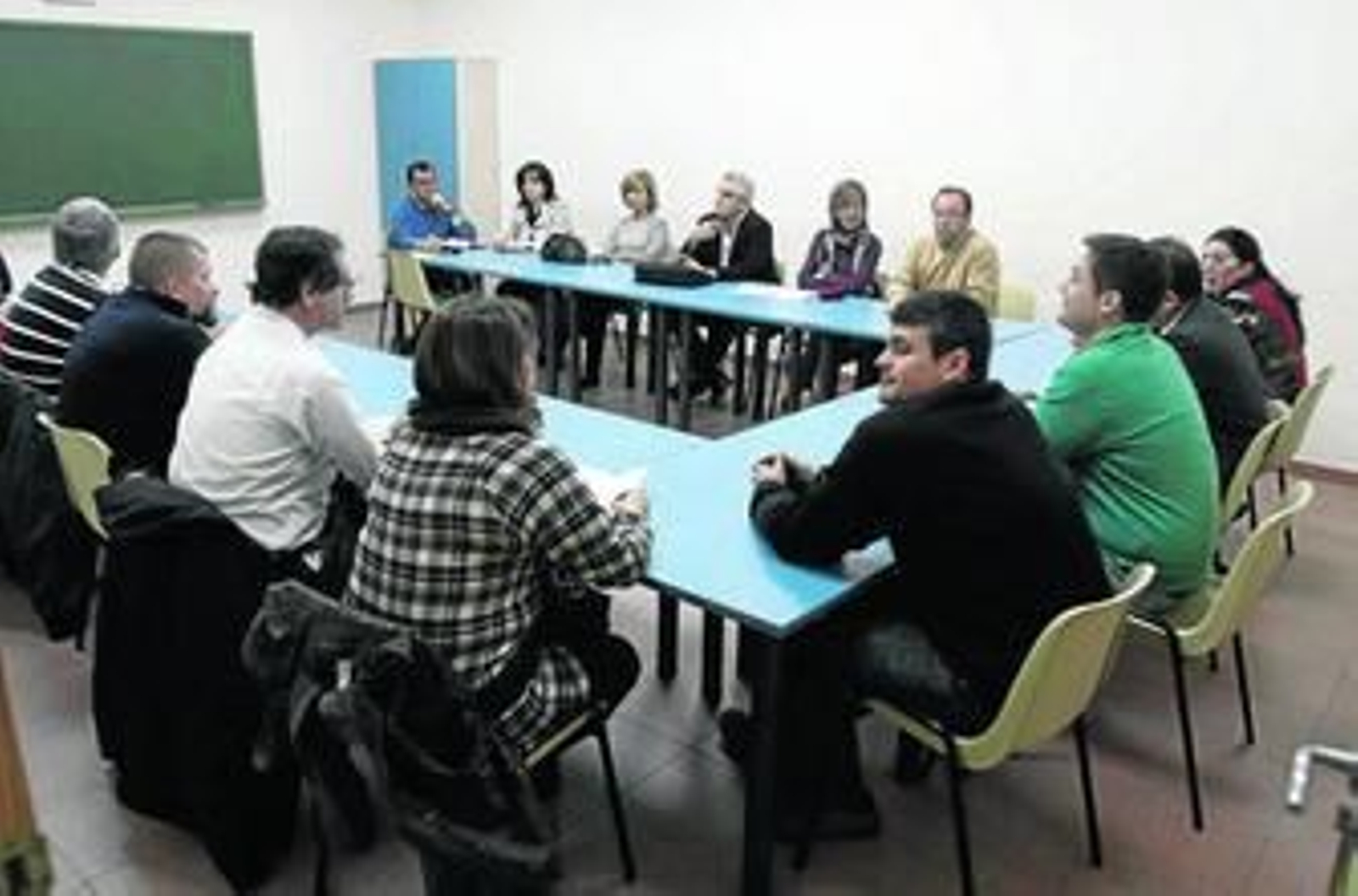 Reunión entre los representantes municipales y los afectados, ayer en el centro cívico Torre del Agua.