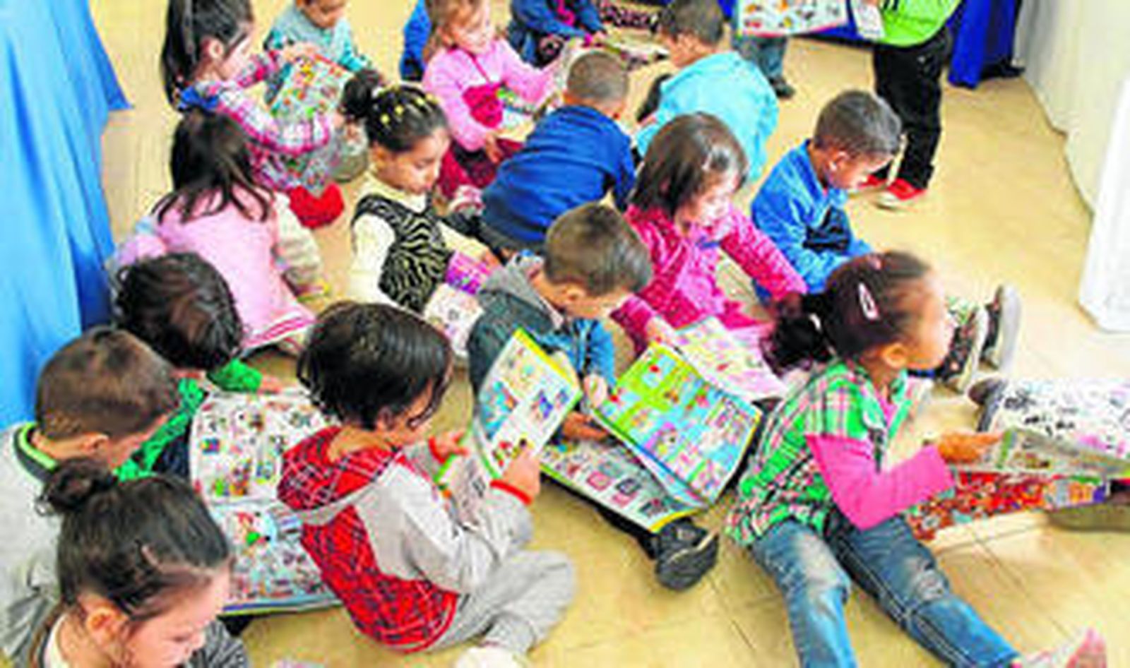 Más de 2.000 niños aprenden estos días a amar y a mimar los libros