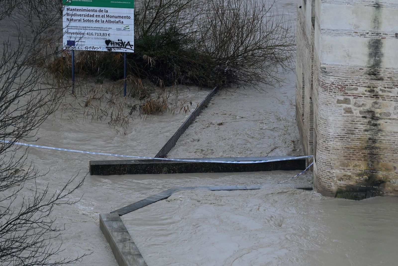 Las impactantes imágenes de la crecida del río Guadalquivir a su paso por Córdoba