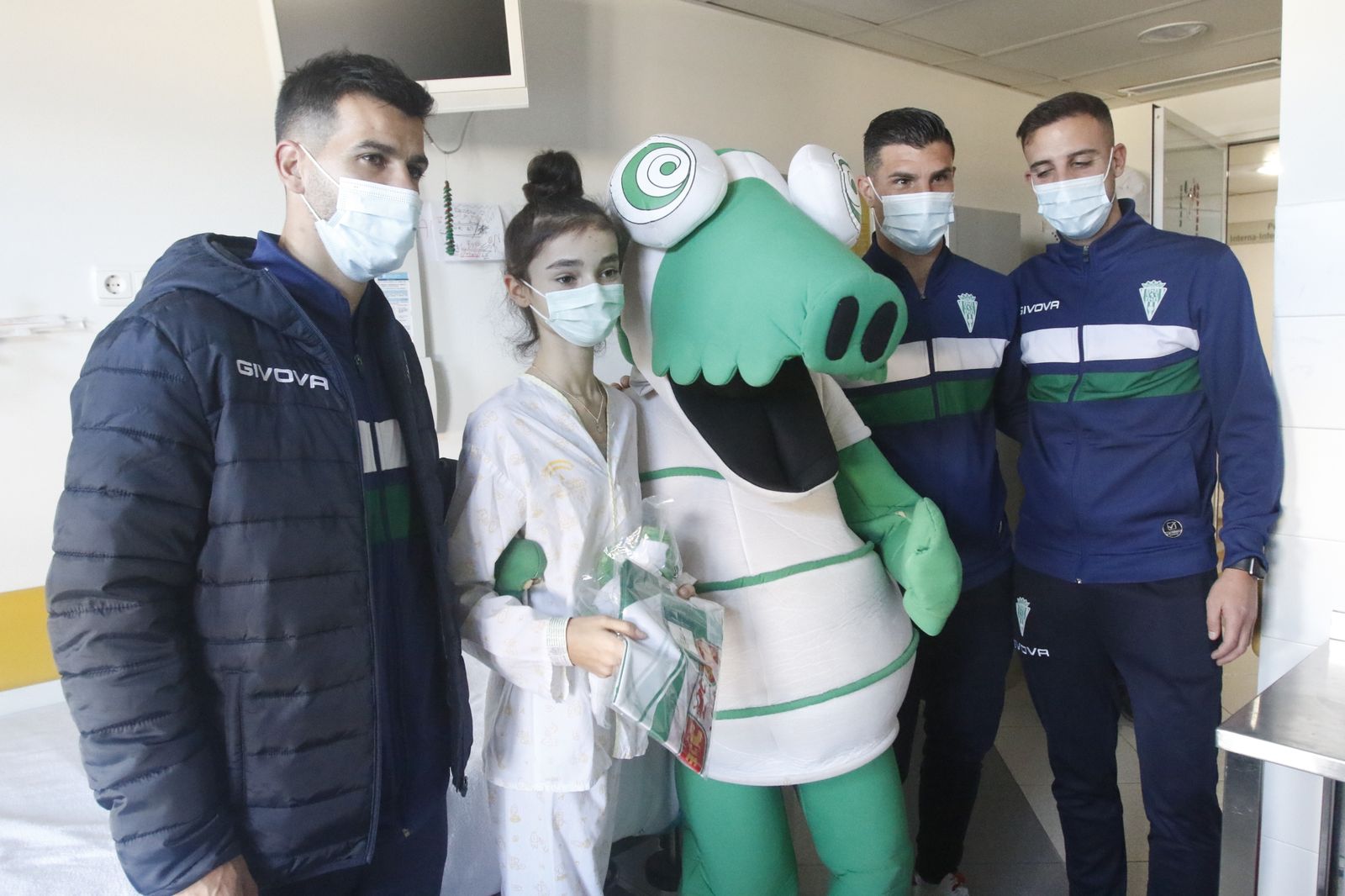 La visita del Córdoba CF al Hospital Reina Sofía, en imágenes