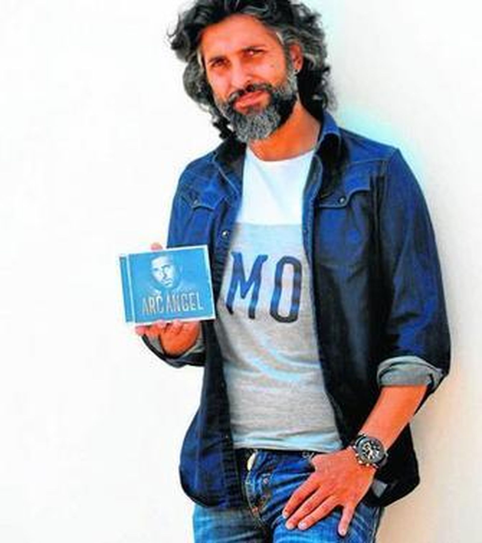 Arcángel muestra el disco 'Tablao' con motivo de una entrevista.