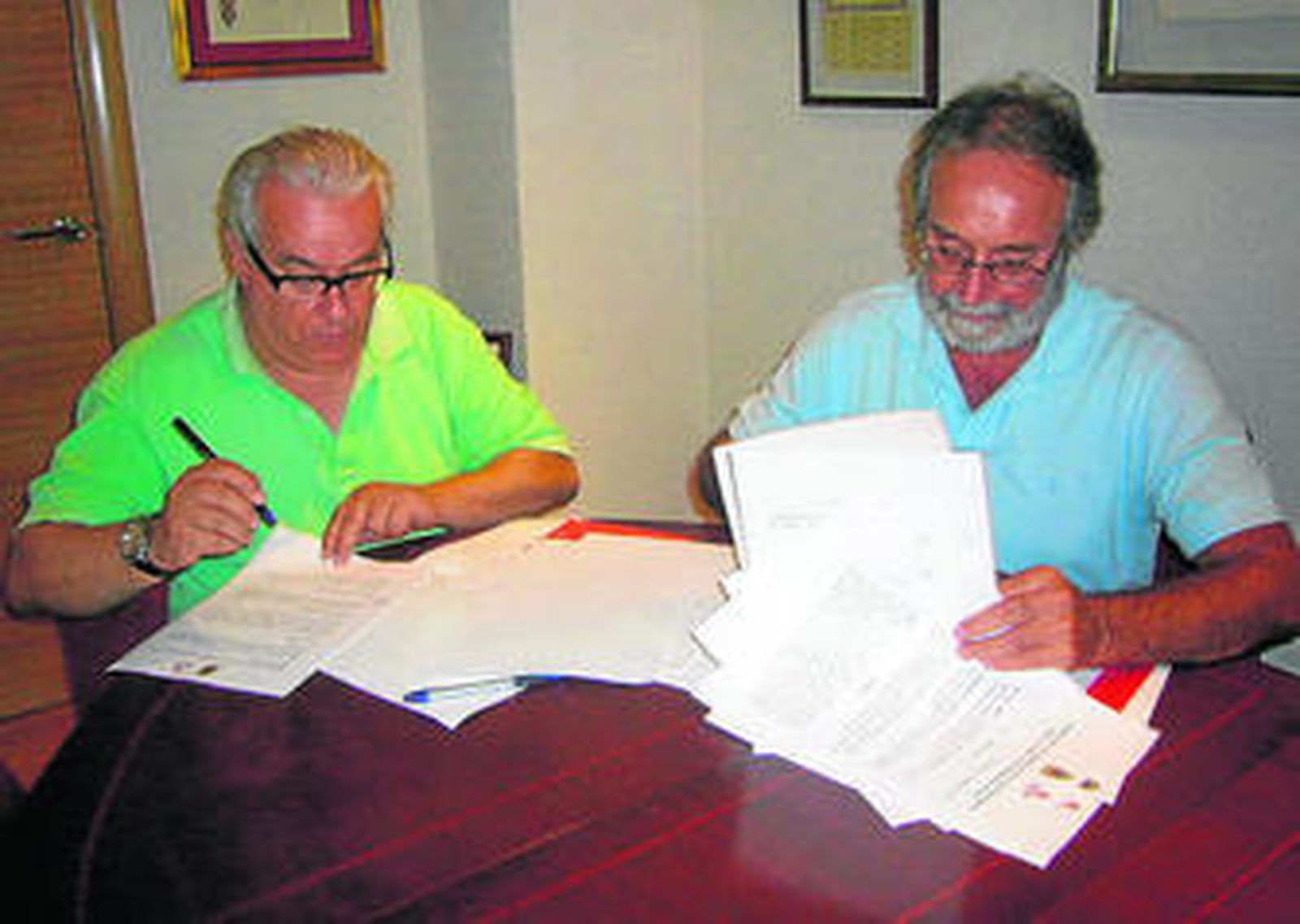 Jesús Álvarez, el tasador, examina un billete de cinco mil pesetas de 1976.