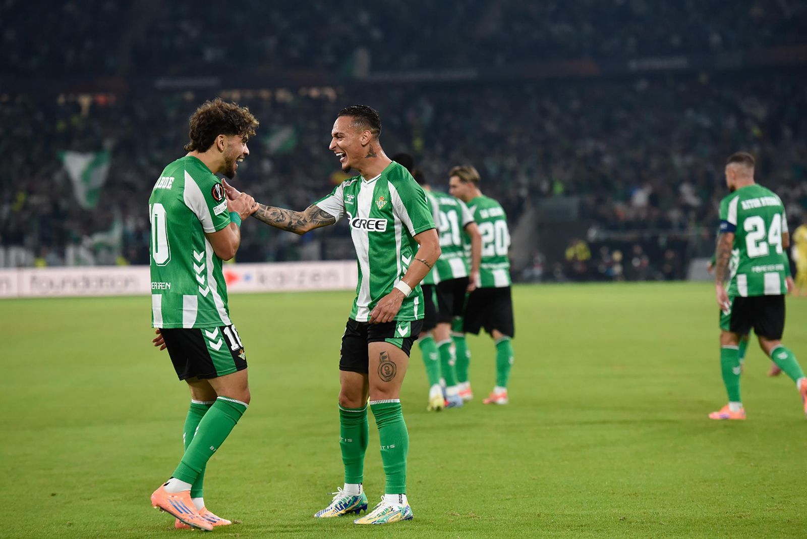 Abde y Antony, los dos goleadores, celebran uno de los goles del Betis contra el Lyon.