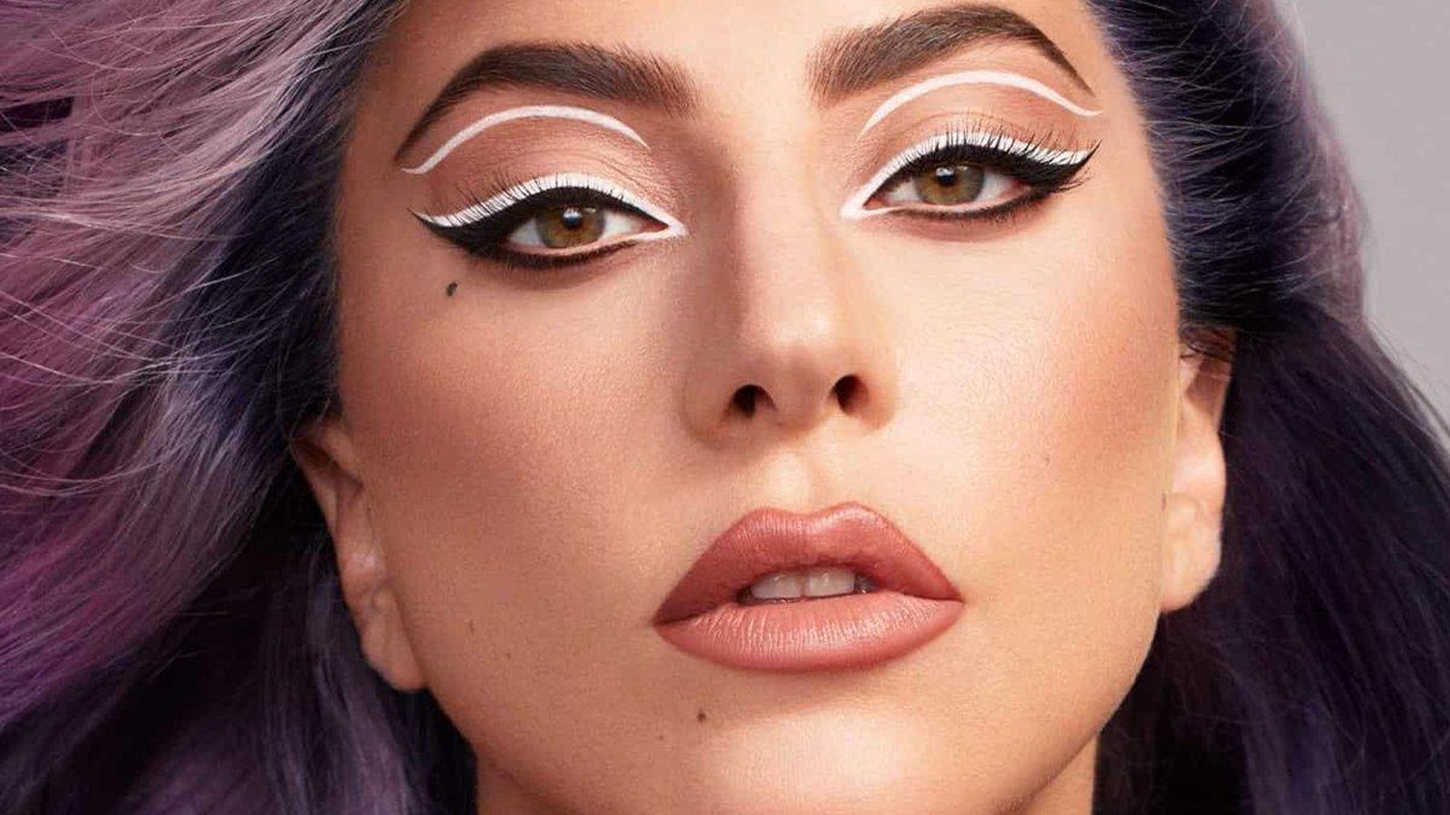 Maquillaje de verano con eyeliner arriesgado. Maquillaje de verano con eyeliner arriesgado.