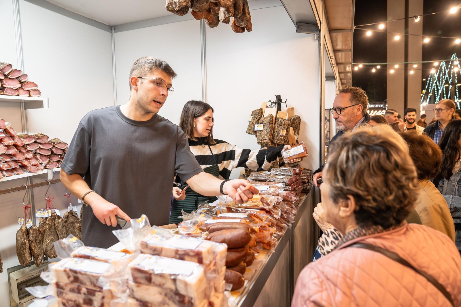 Los productos cárnicos atraen a muchos almerienses.