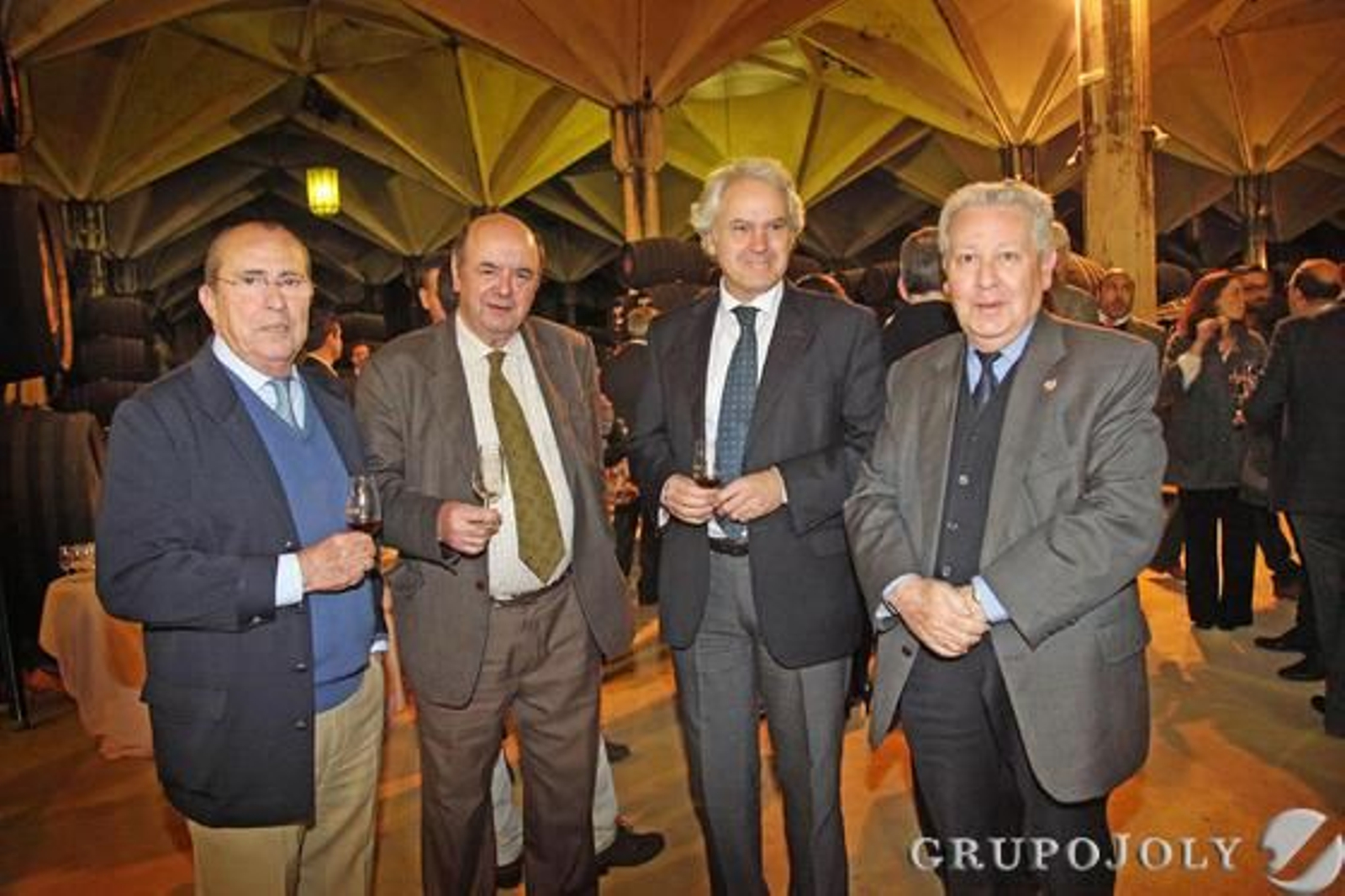 Aurelio Romero, José Ignacio Díez Vergara, Agustín Muñoz y Andrés Luis Cañadas, tras asistir al Foro de Jerez celebrado en las bodegas Williams & Humbert. 

Foto: Vanesa Lobo