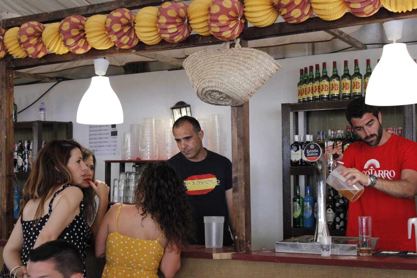 Unas jóvenes piden en una caseta.