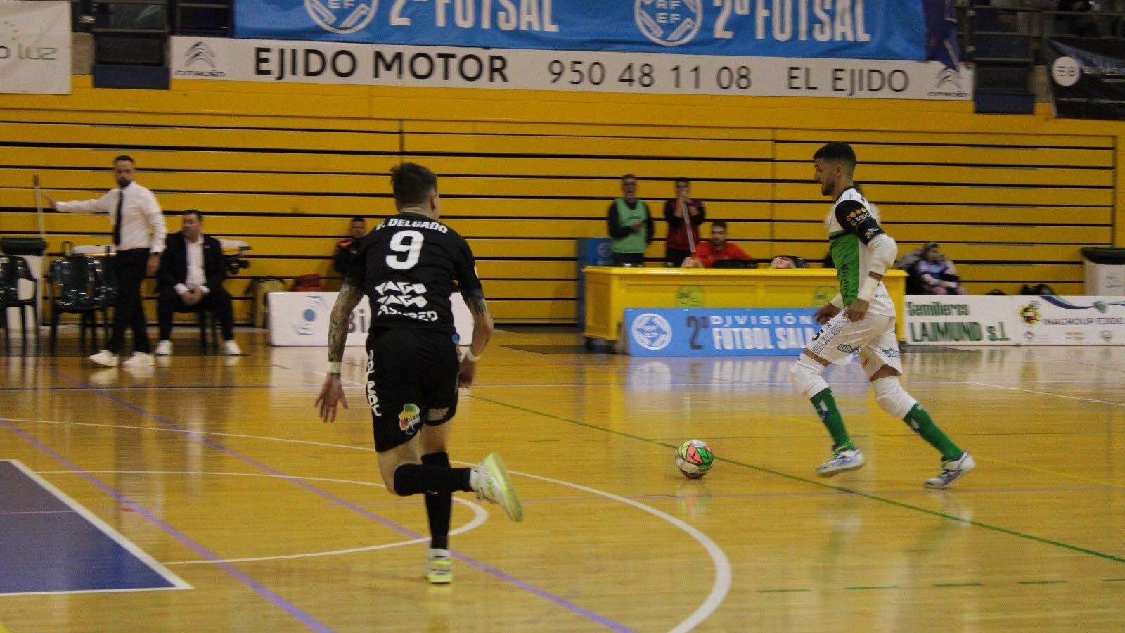 El meta celeste Jesús Gómez sale con el balón en conducción en una acción del choque.