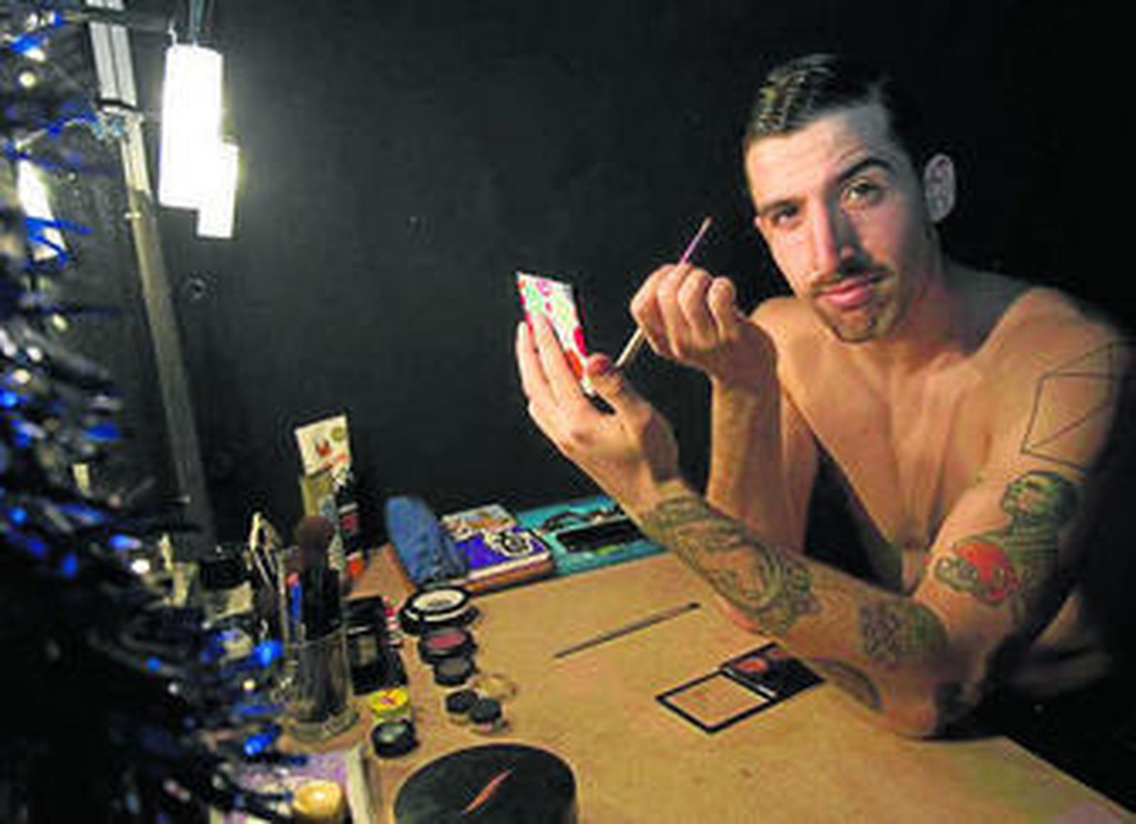 Sergio Blanco encarna al Hombre del Smoking Azul.