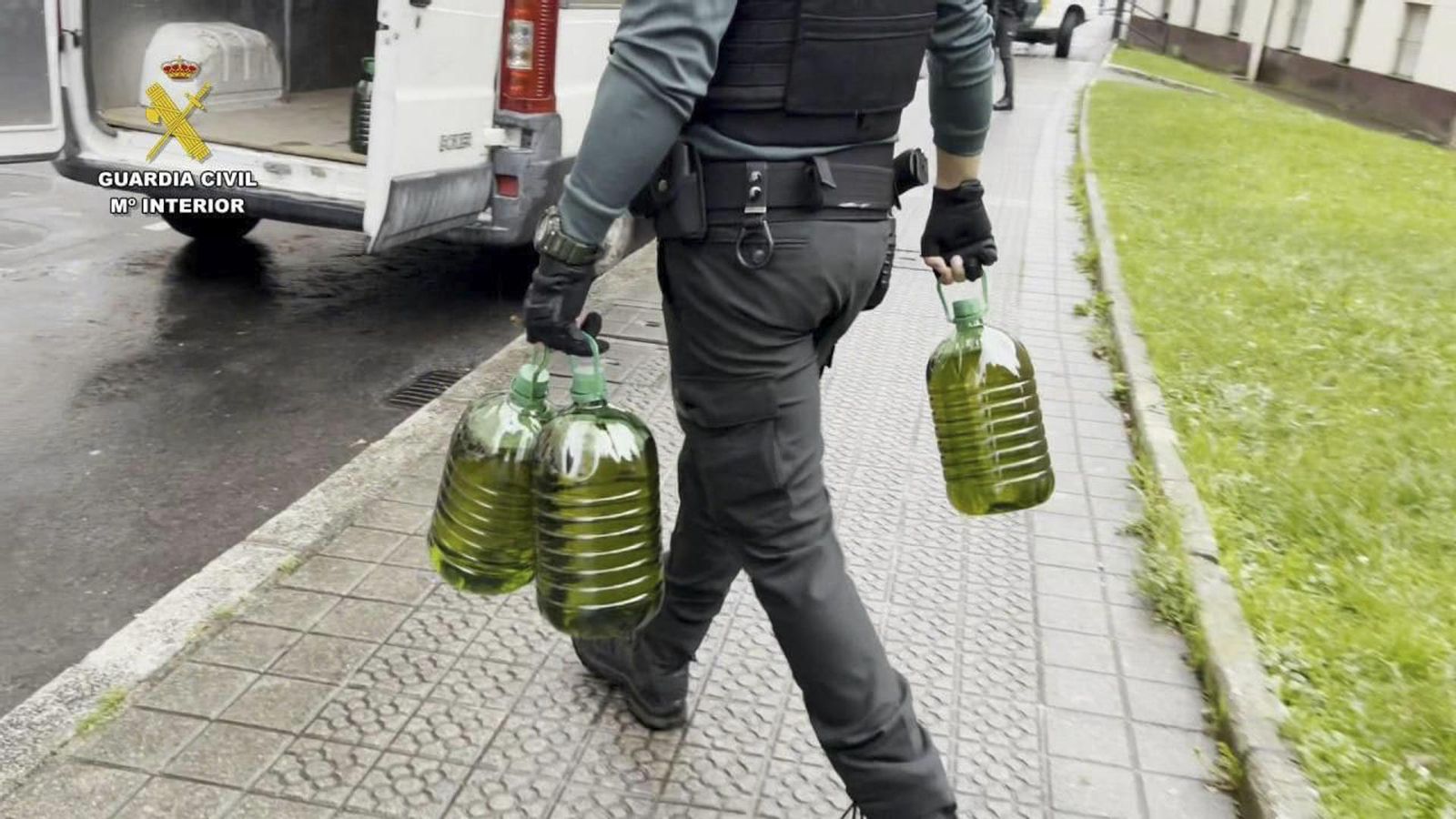 Retirada del aceite adulterado por agentes de la Guardia Civil.