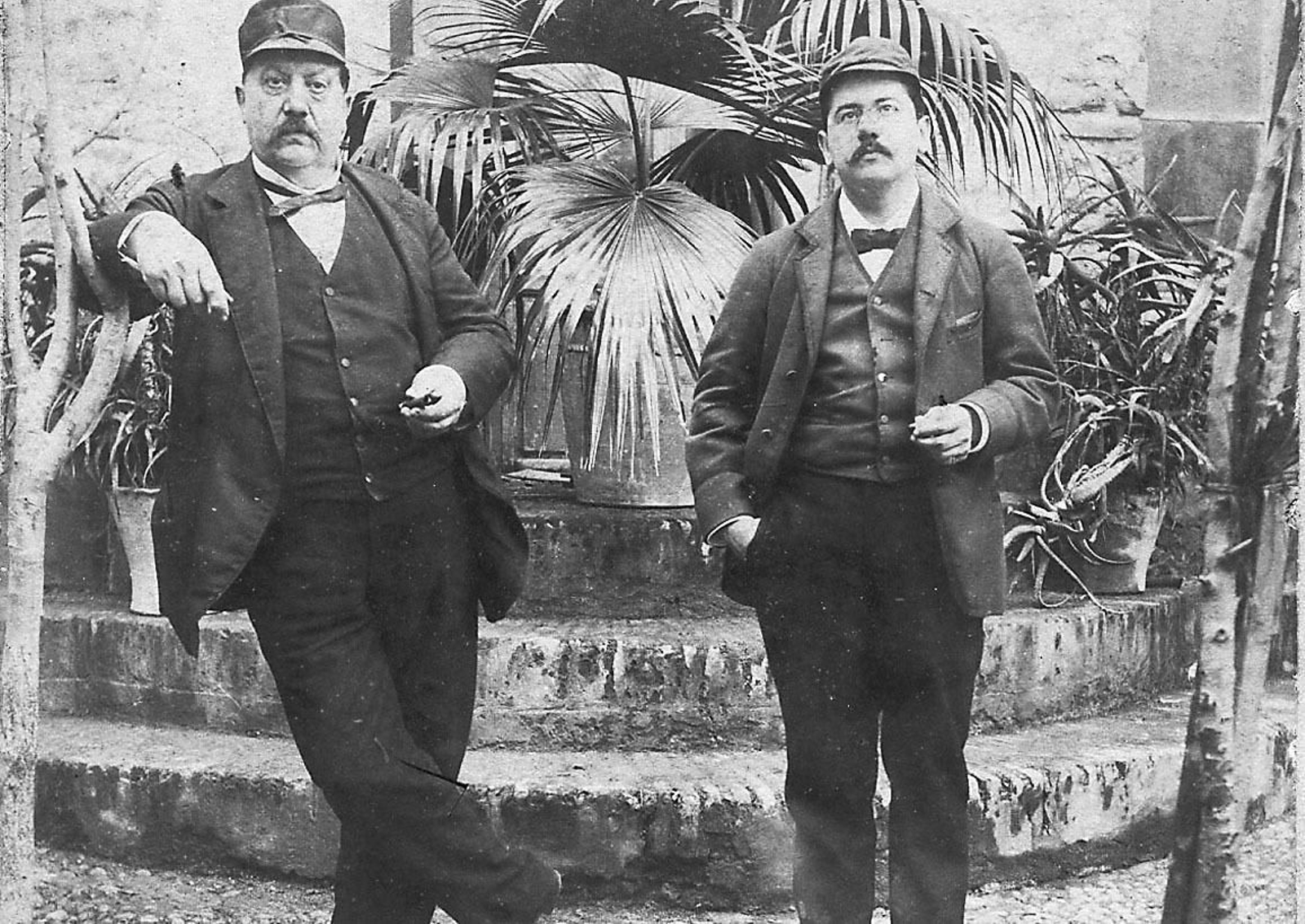 Federico Joly Velasco y Federico Joly Diéguez, en el patio de la Imprenta de la Revista Médica.