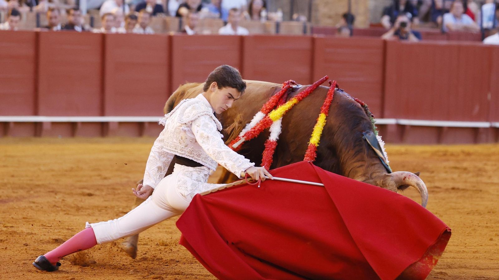 El novillero cordobés, durante su faena en la Maestranza. El novillero cordobés, durante su faena en la Maestranza.