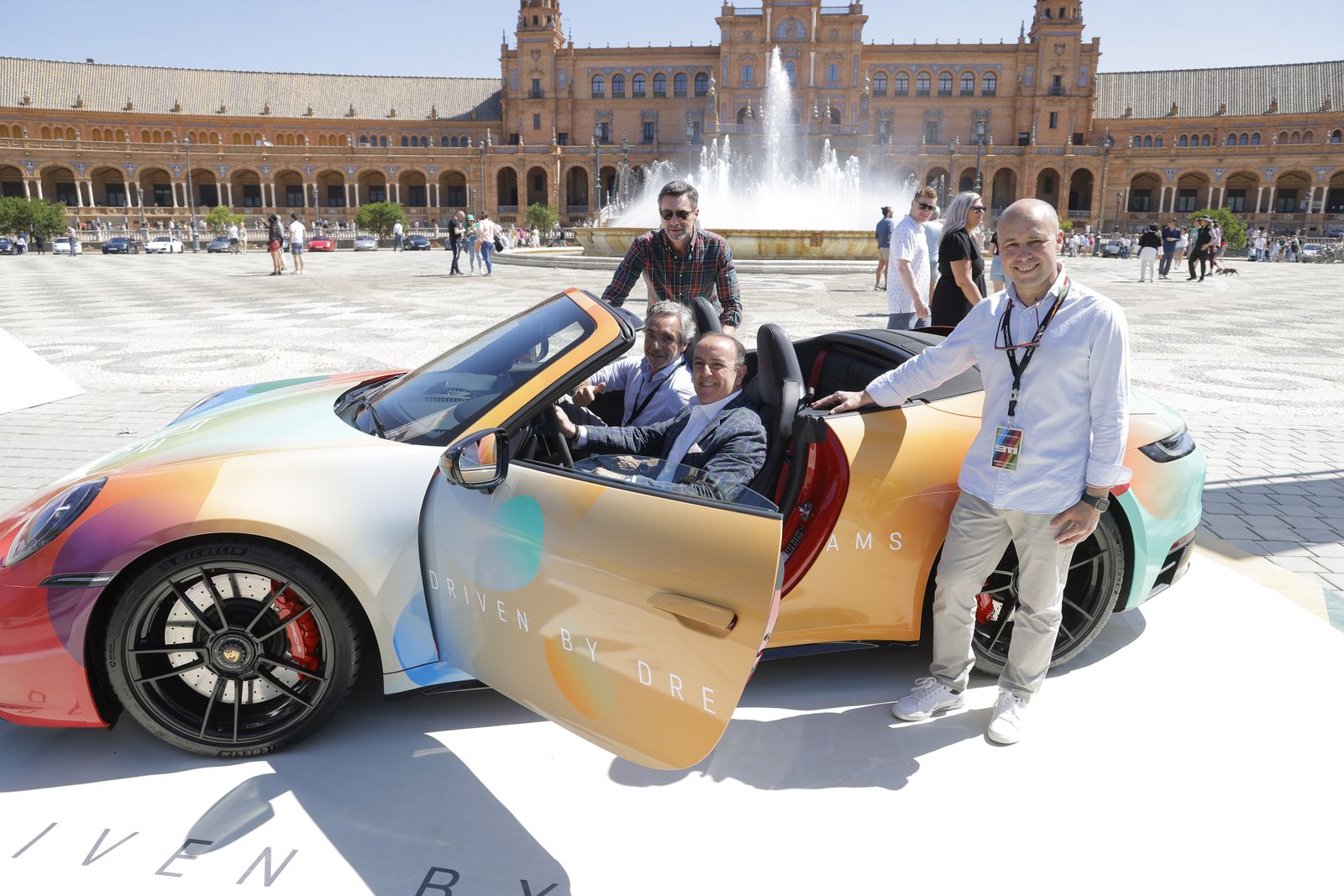 Las imágenes del 60º aniversario  del Porche 911 en la Plaza de España de Sevilla